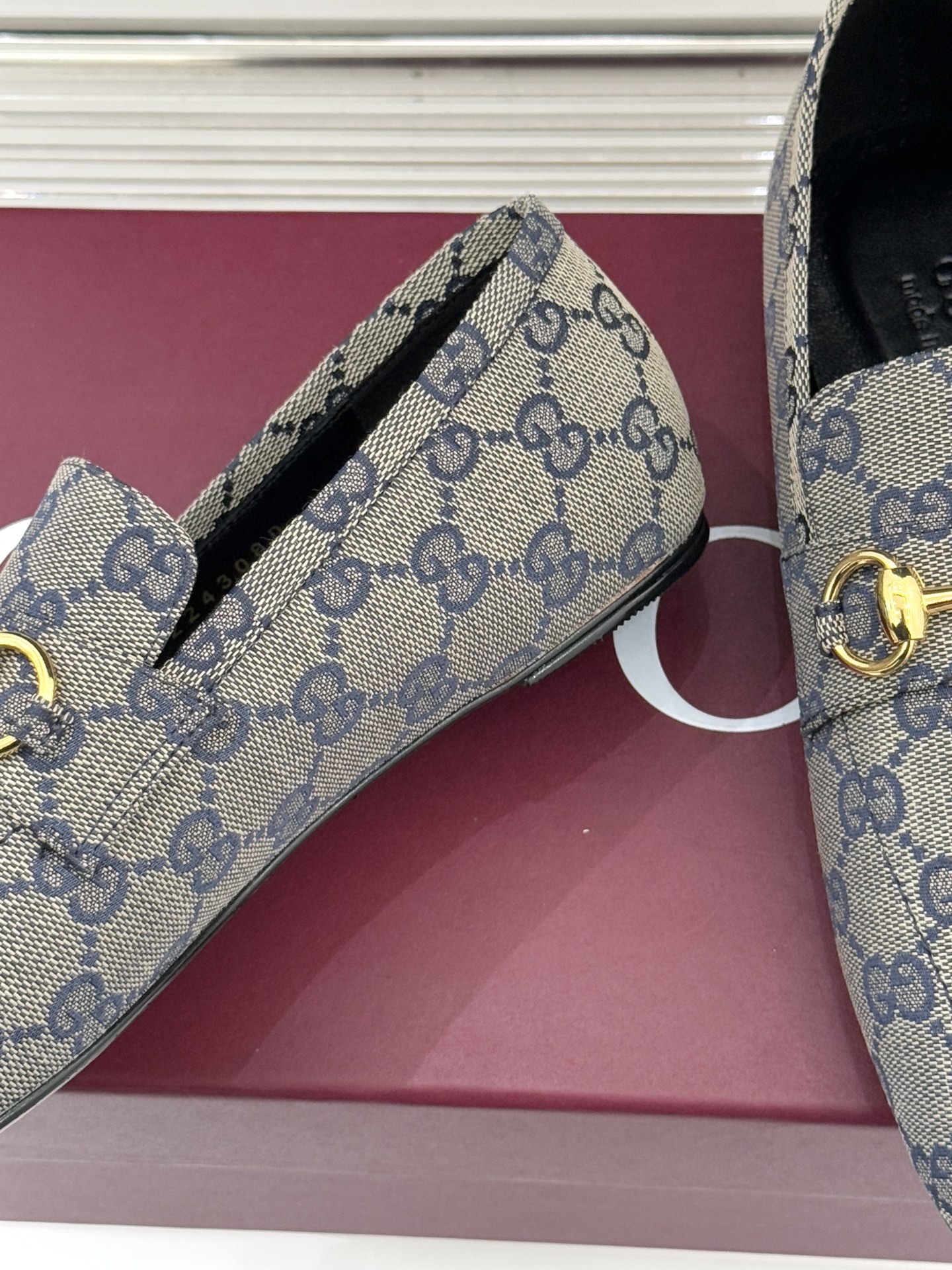 Gucci/古驰26WF春夏新品马衔扣老花平底乐福鞋承袭品牌马术本源的传奇印记马衔扣以银调金属质感复刻经
