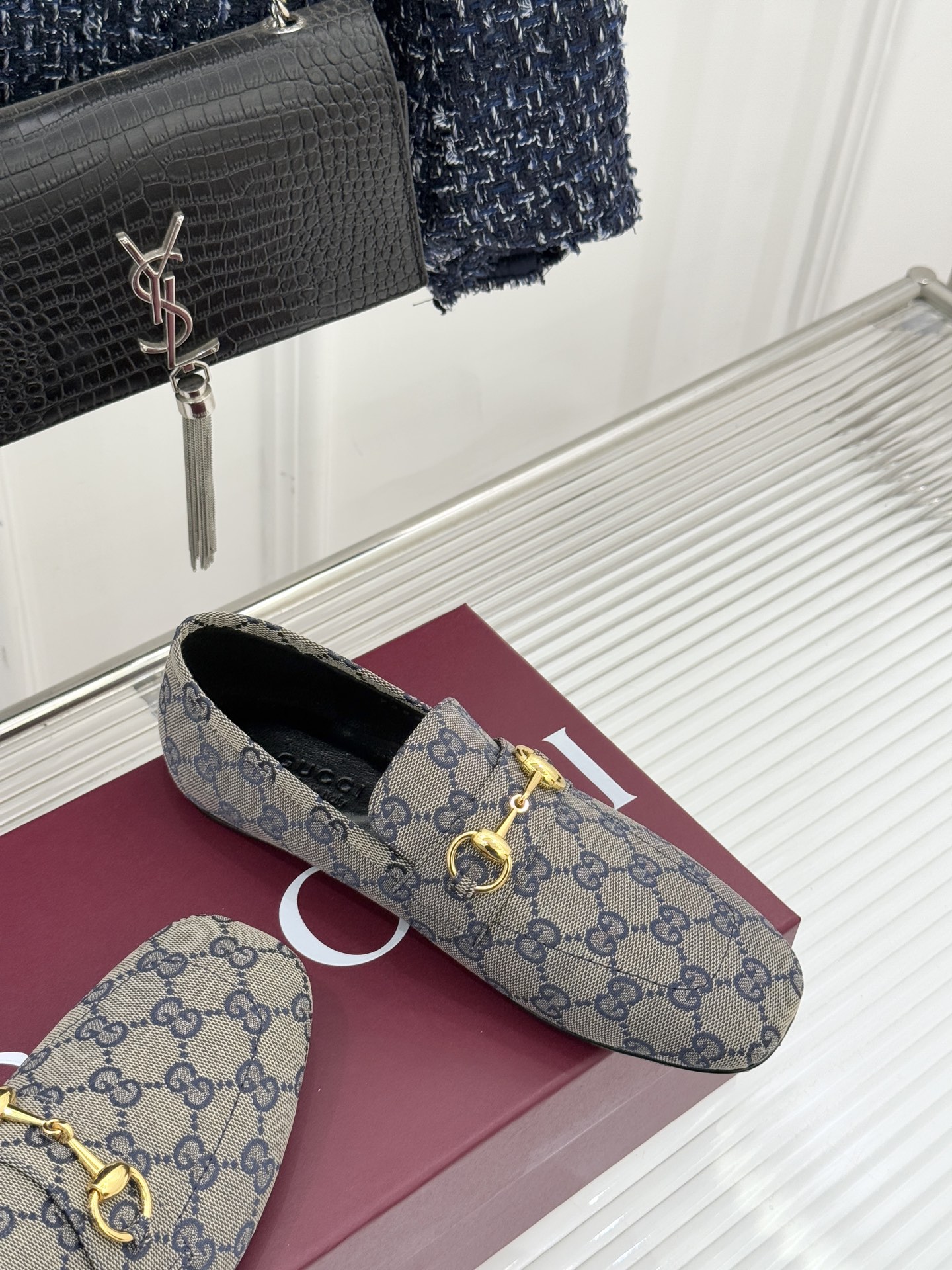 Gucci/古驰26WF春夏新品马衔扣老花平底乐福鞋承袭品牌马术本源的传奇印记马衔扣以银调金属质感复刻经