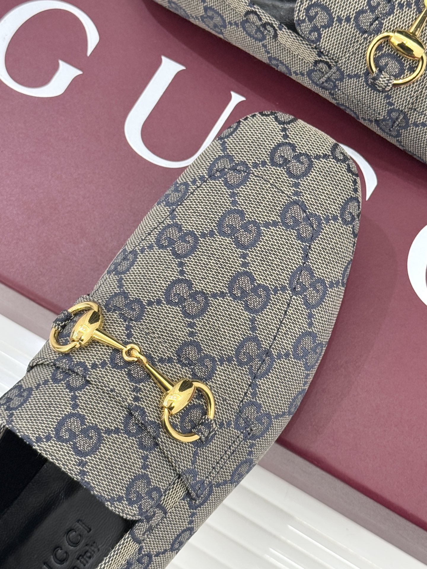 Gucci/古驰26WF春夏新品马衔扣老花平底乐福鞋承袭品牌马术本源的传奇印记马衔扣以银调金属质感复刻经