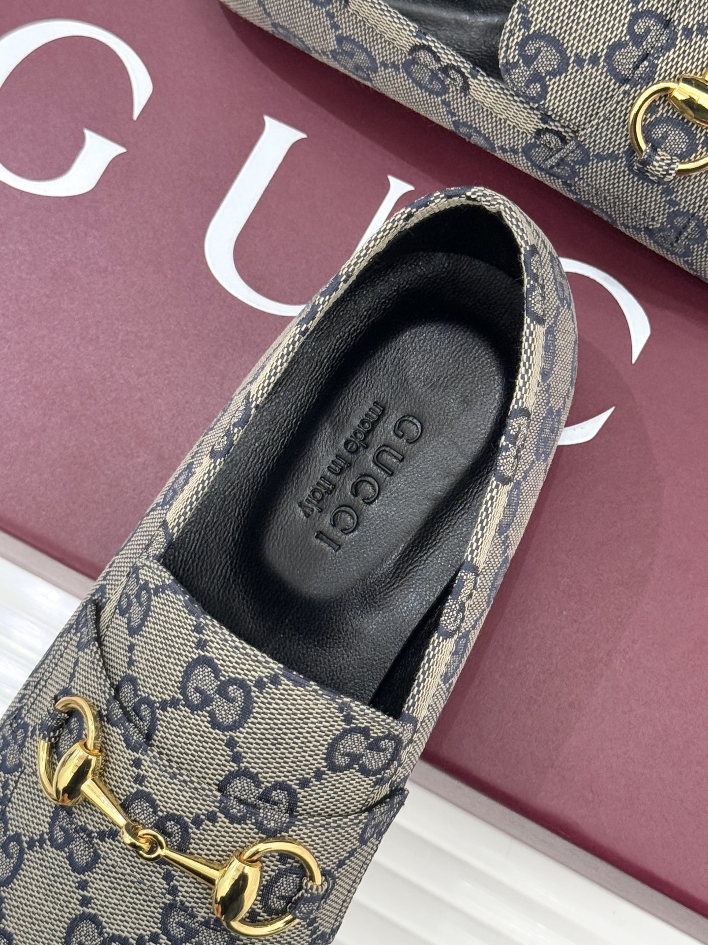 Gucci/古驰26WF春夏新品马衔扣老花平底乐福鞋承袭品牌马术本源的传奇印记马衔扣以银调金属质感复刻经