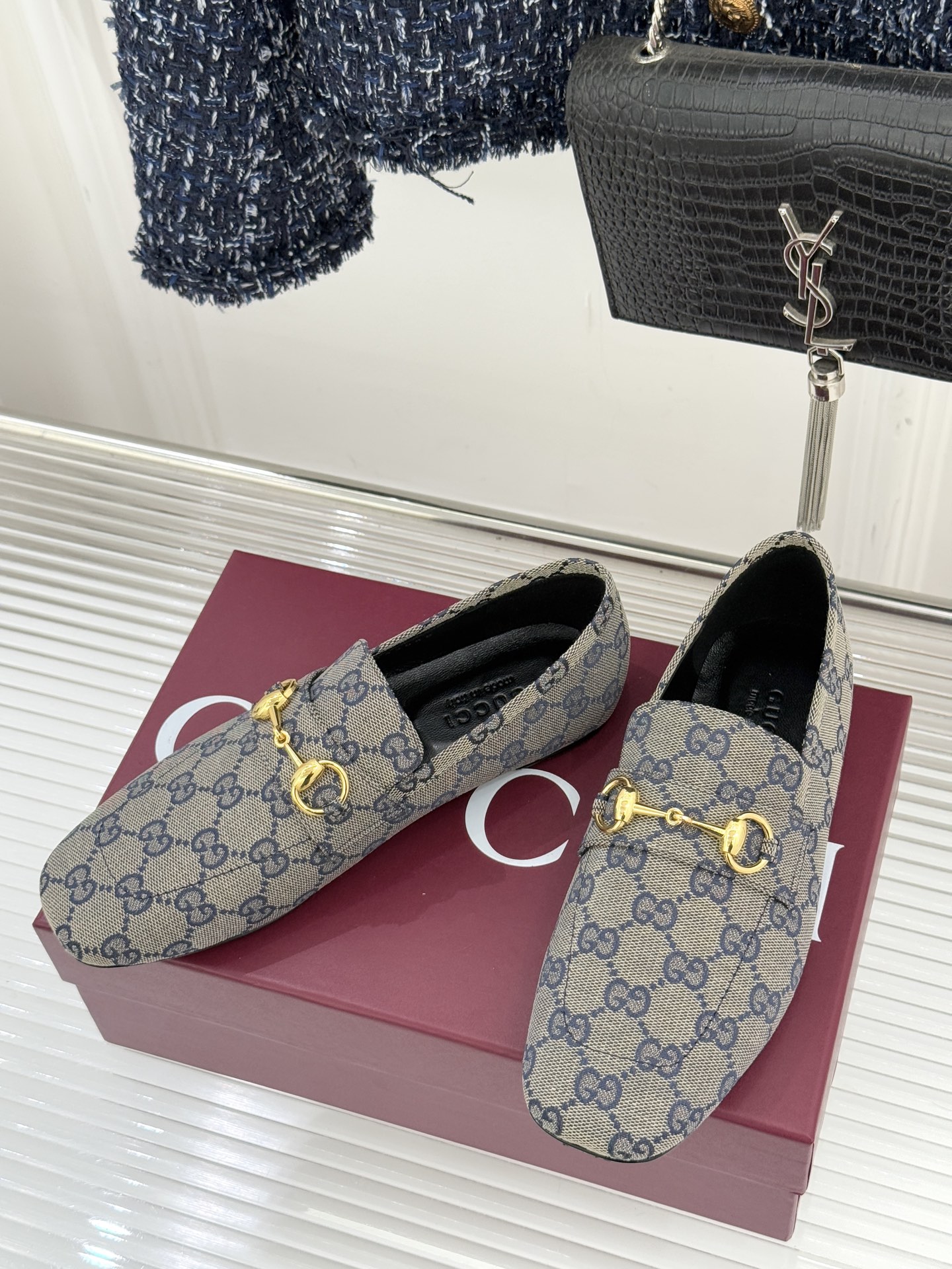 Gucci/古驰26WF春夏新品马衔扣老花平底乐福鞋承袭品牌马术本源的传奇印记马衔扣以银调金属质感复刻经
