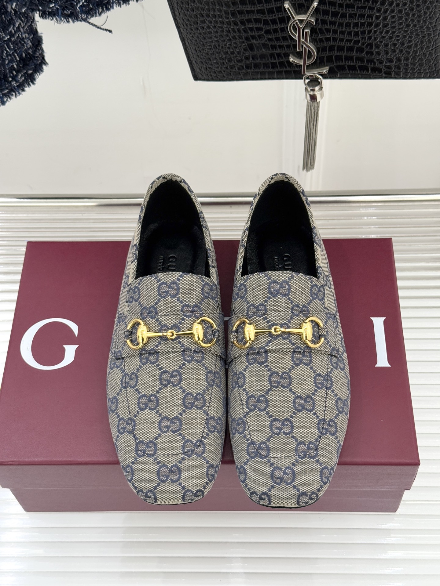 Gucci/古驰26WF春夏新品马衔扣老花平底乐福鞋承袭品牌马术本源的传奇印记马衔扣以银调金属质感复刻经