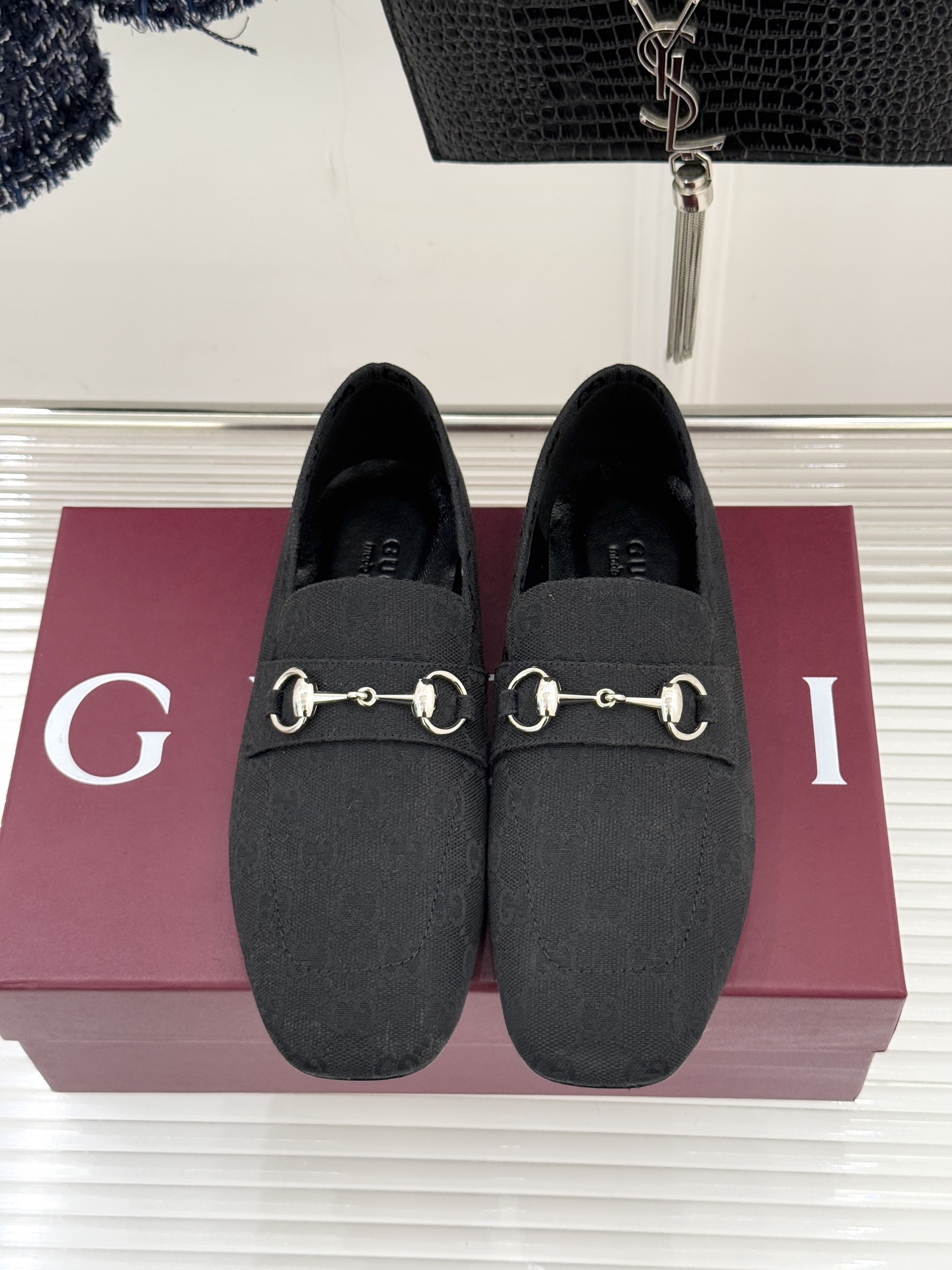 Gucci/古驰26WF春夏新品马衔扣老花平底乐福鞋承袭品牌马术本源的传奇印记马衔扣以银调金属质感复刻经
