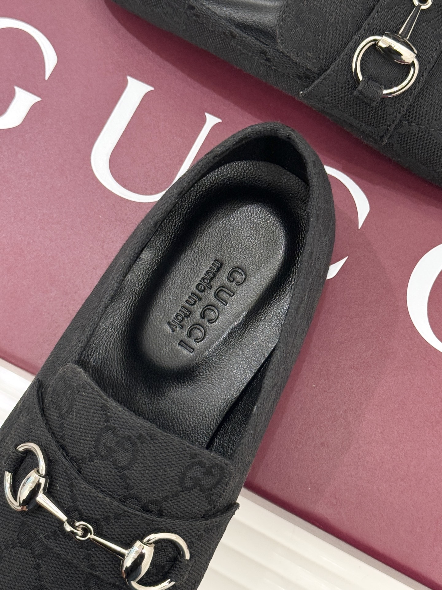 Gucci/古驰26WF春夏新品马衔扣老花平底乐福鞋承袭品牌马术本源的传奇印记马衔扣以银调金属质感复刻经