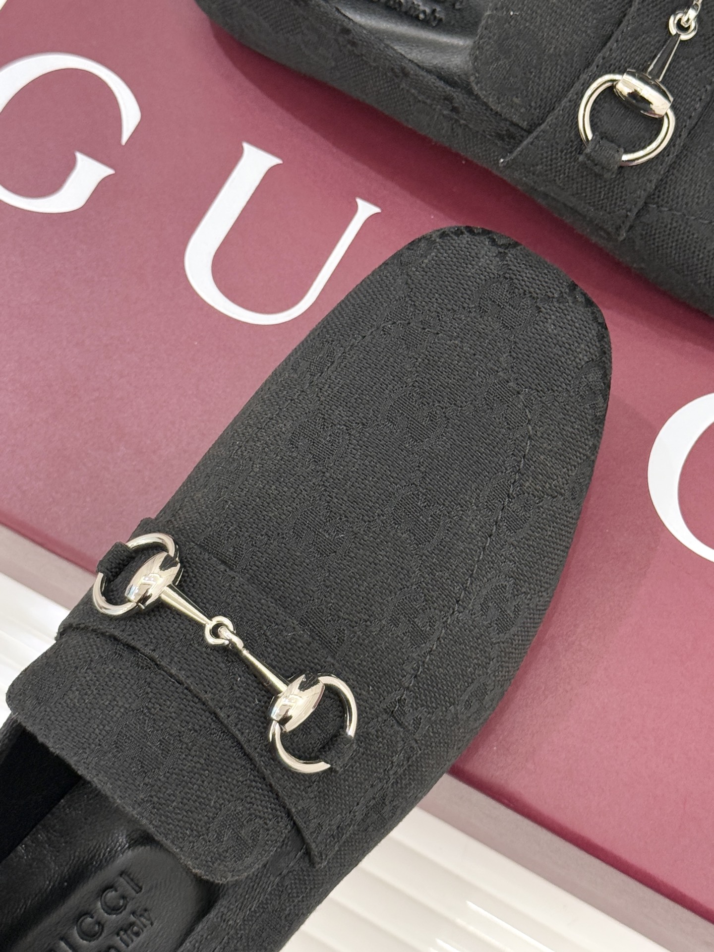 Gucci/古驰26WF春夏新品马衔扣老花平底乐福鞋承袭品牌马术本源的传奇印记马衔扣以银调金属质感复刻经