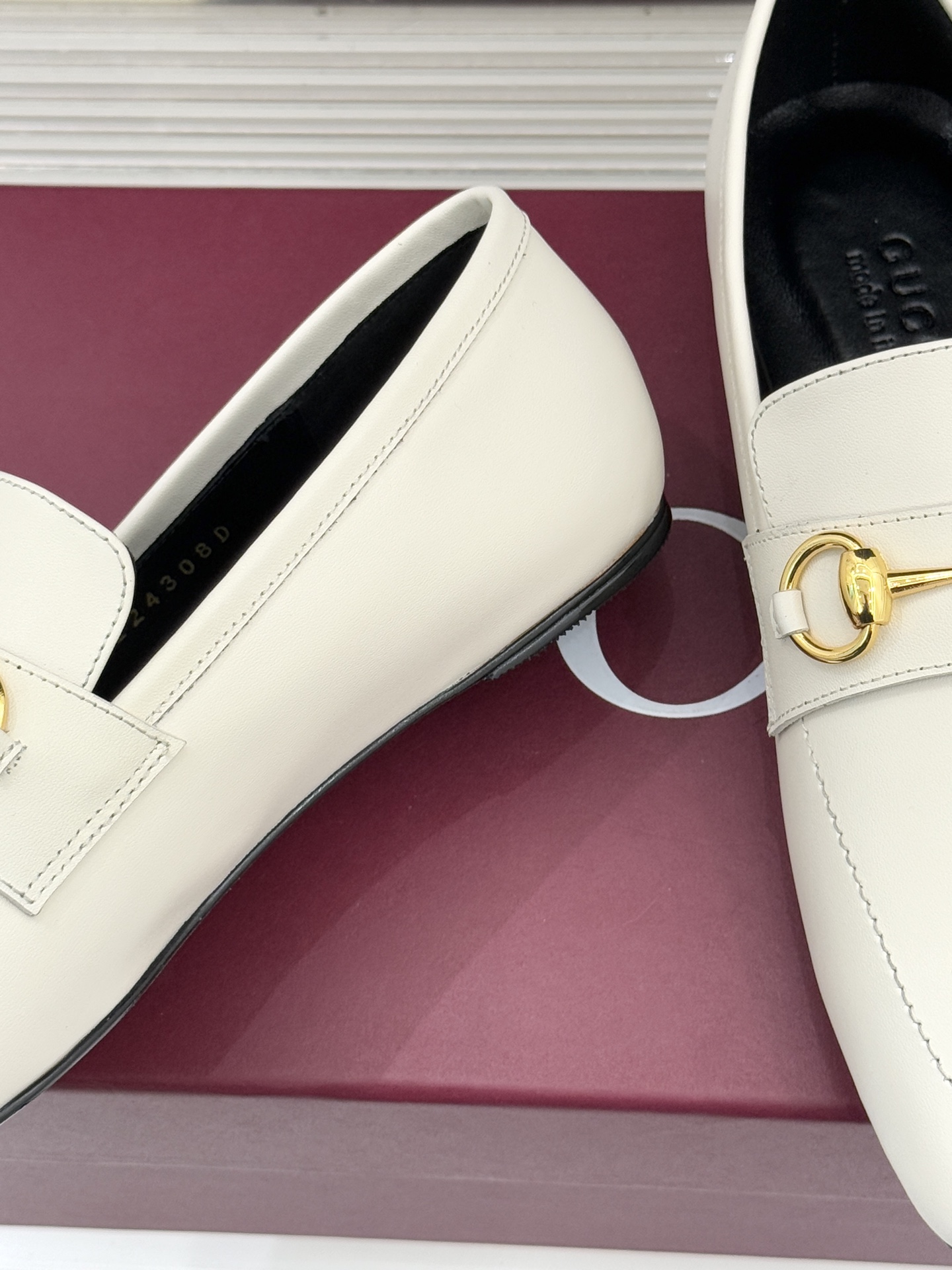 Gucci/古驰26WF春夏新品马衔扣老花平底乐福鞋承袭品牌马术本源的传奇印记马衔扣以银调金属质感复刻经