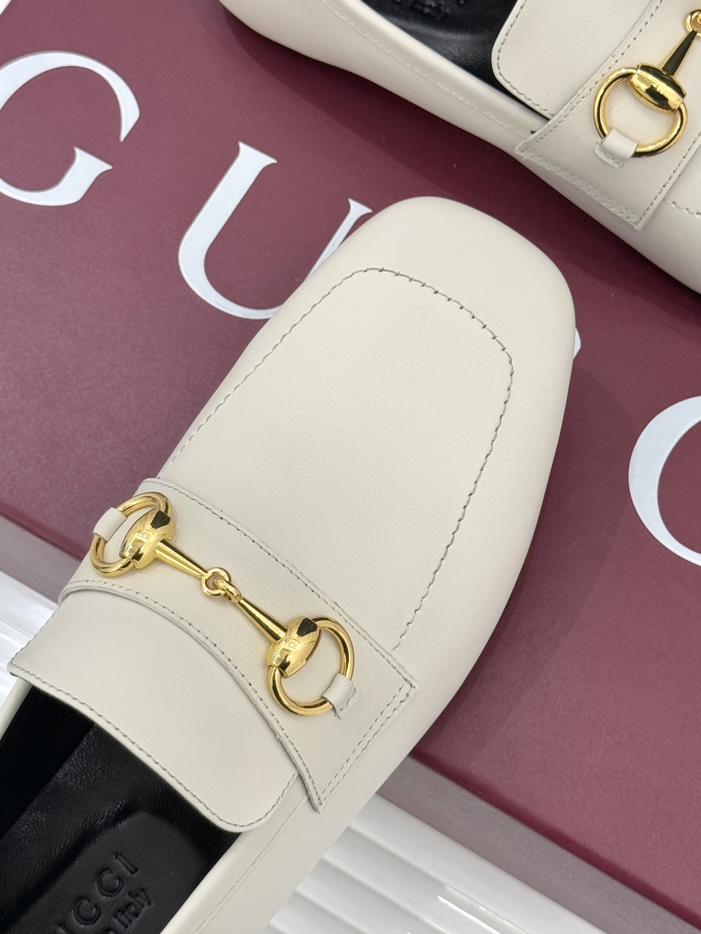Gucci/古驰26WF春夏新品马衔扣老花平底乐福鞋承袭品牌马术本源的传奇印记马衔扣以银调金属质感复刻经