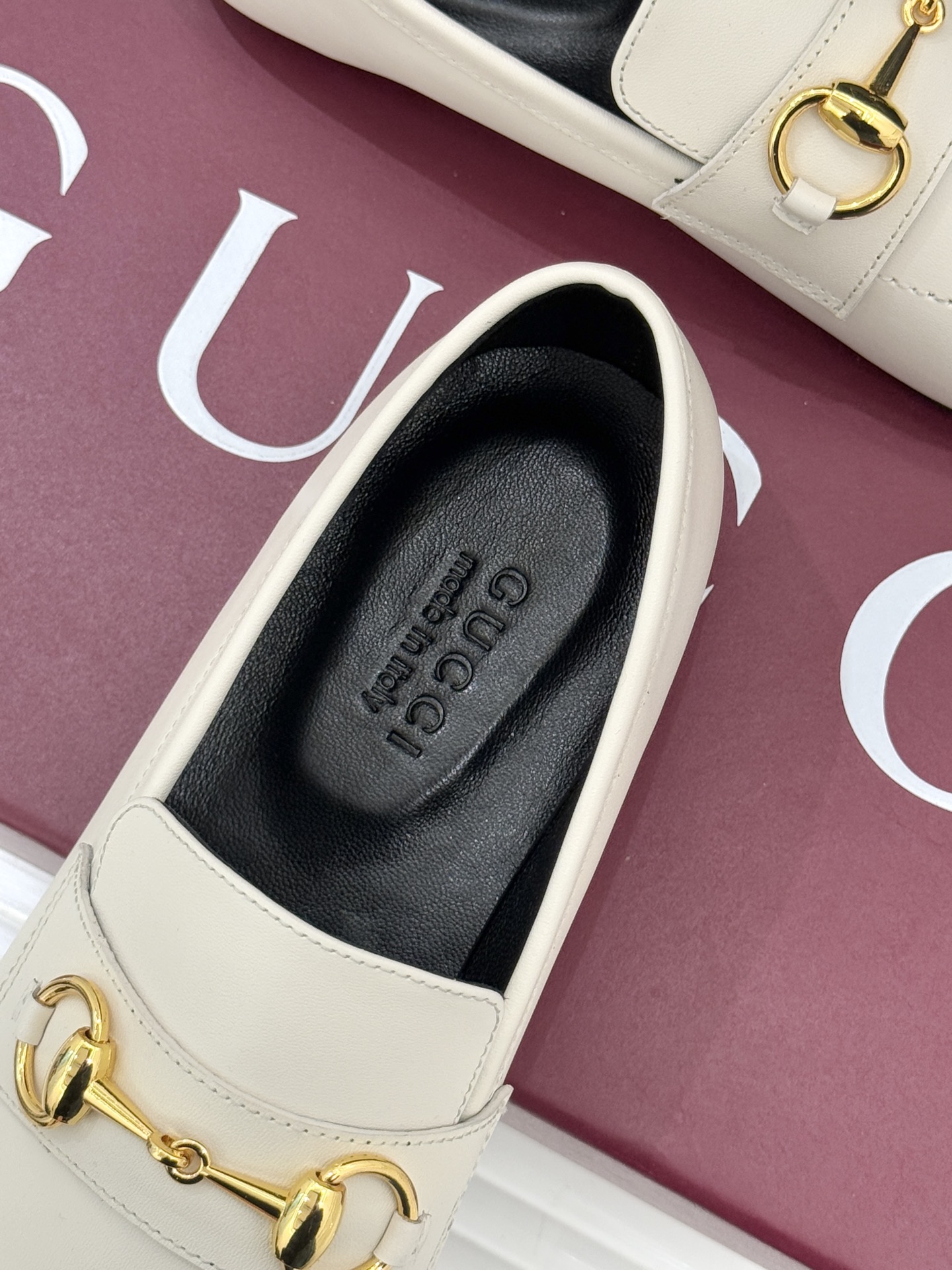 Gucci/古驰26WF春夏新品马衔扣老花平底乐福鞋承袭品牌马术本源的传奇印记马衔扣以银调金属质感复刻经