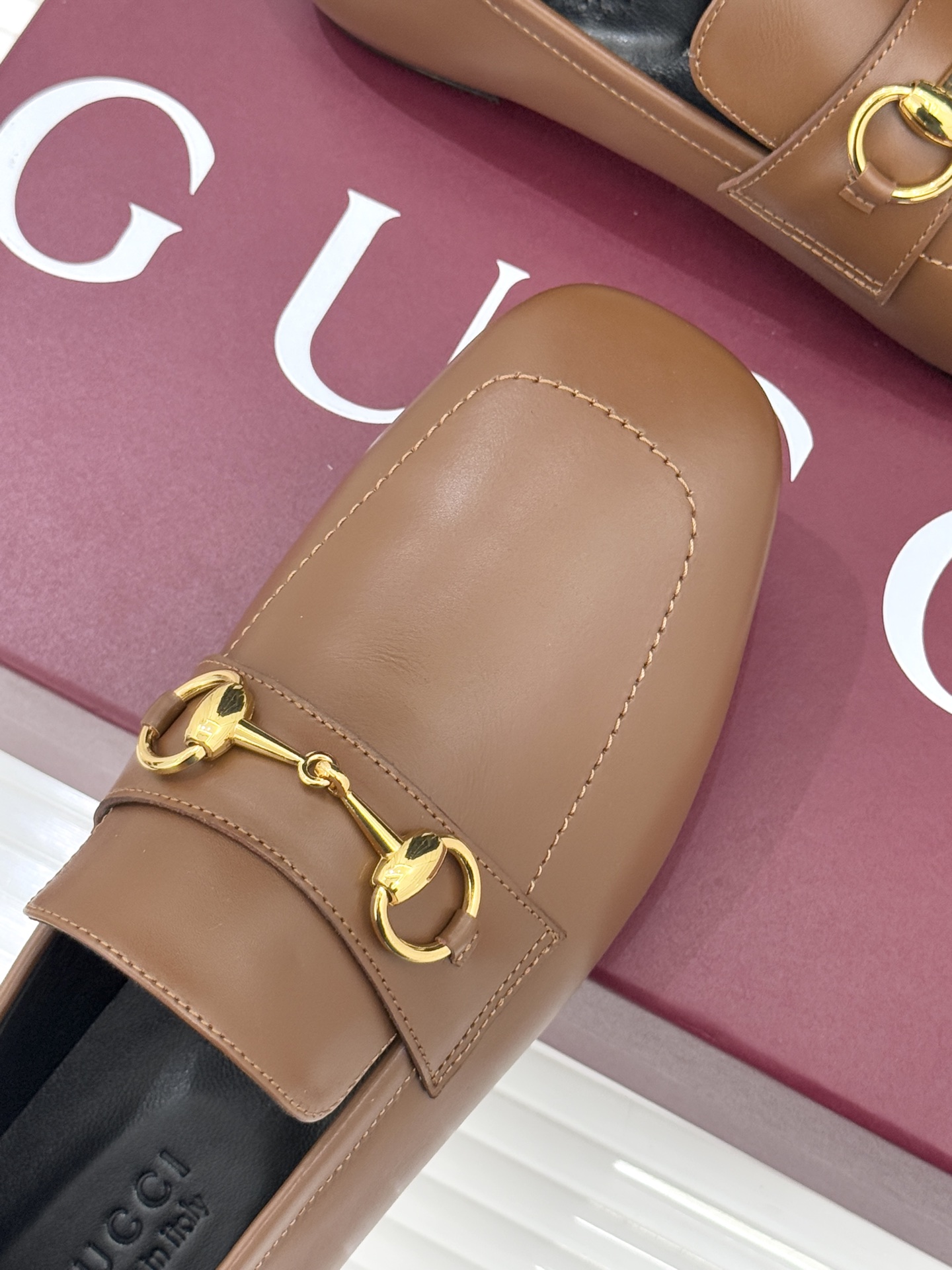 Gucci/古驰26WF春夏新品马衔扣老花平底乐福鞋承袭品牌马术本源的传奇印记马衔扣以银调金属质感复刻经