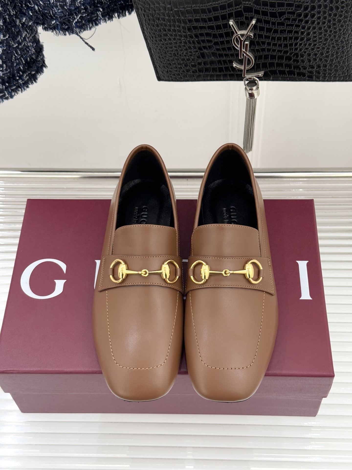 Gucci/古驰26WF春夏新品马衔扣老花平底乐福鞋承袭品牌马术本源的传奇印记马衔扣以银调金属质感复刻经