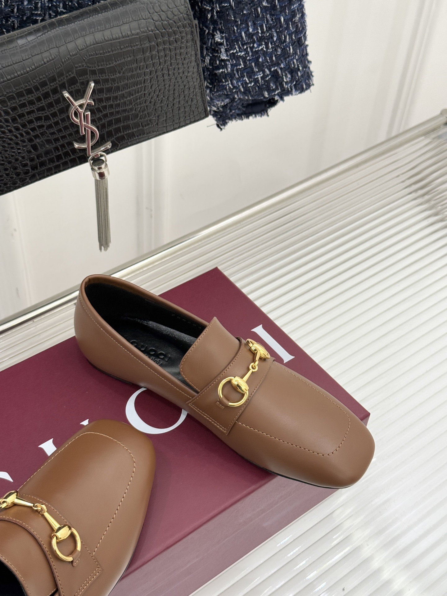 Gucci/古驰26WF春夏新品马衔扣老花平底乐福鞋承袭品牌马术本源的传奇印记马衔扣以银调金属质感复刻经