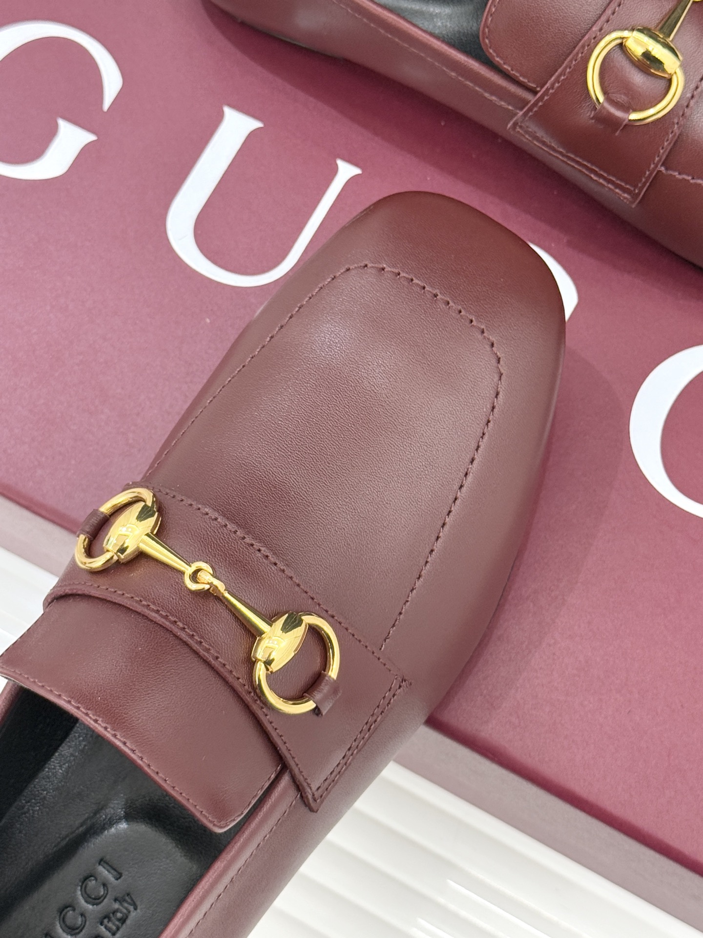 Gucci/古驰26WF春夏新品马衔扣老花平底乐福鞋承袭品牌马术本源的传奇印记马衔扣以银调金属质感复刻经