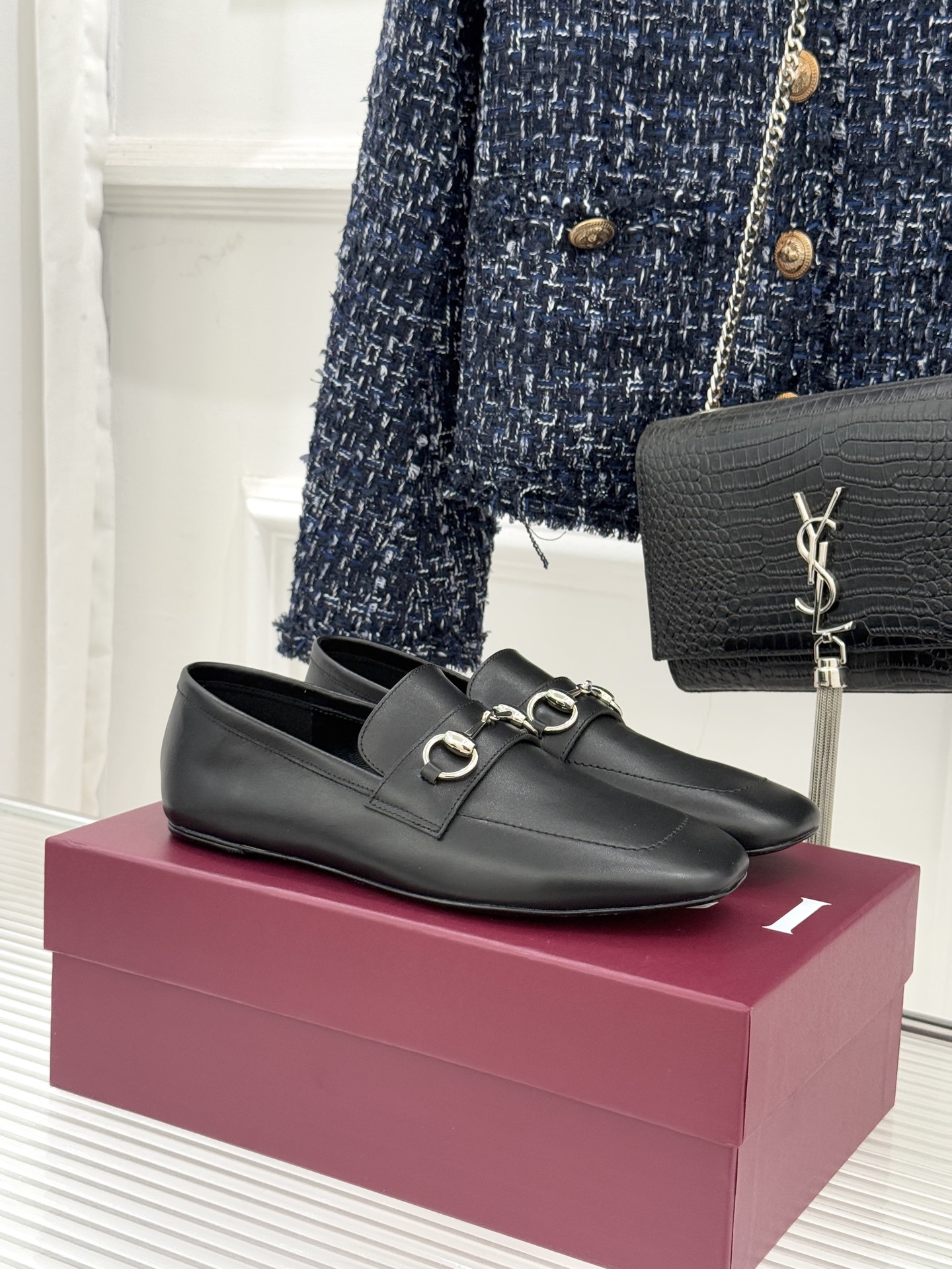 NO:721471,Gucci/Gucci 26WF new spring and summer horsebit presbyopia flat loafers inherit the legendary imprint of the brand's equestrian origins. The horsebit re-engraved the classic logo with a silver-toned metallic texture and has become a fashion totem that has lasted for centuries. The washed effect leather and GG printed embossed materials are selected. The double-sided design gives the shoe body a soft and flexible texture. The thin sole is equipped with rubber inlays for both comfort and anti-slip performance. The smooth shoe shape outlines an elegant silhouette.  The cushioning design of the insole is suitable for all-day wear, and the slip-on convenience is suitable for fast-paced life. Whether it is worn with a plaid suit for commuting, or with khaki straight pants for an appointment, or layered with mid-calf socks for a retro charm, it can control multiple scenes with effortless sophistication, allowing classic symbols to continue to shine in the modern wardrobe. The fabric is made of original custom leather, and the lining of the toes is all sheepskin. Italian imported genuine leather outsole size35-39 (customized at 40/41/42)  No. 90420260204, loafers, gucci, gucci, loafers, business suit, sheepskin, Leather soles19860909Gucci/古驰26WF春夏新品马衔扣 老花平底乐福鞋 承袭品牌马术本源的传奇印记 马衔扣以银调金属质感复刻经典标识 成为贯穿百年的时尚图腾. 甄选水洗效果皮革与GG印花压纹材质 双面设计赋予鞋身柔软柔韧质感 纤薄鞋底搭配橡胶镶饰 兼顾舒适与防滑性能. 流畅鞋型勾勒优雅轮廓 内底缓冲设计适配全天候穿着 一脚蹬便捷属性契合快节奏生活. 无论是搭配格纹西装通勤 还是卡其直筒裤赴约 亦或叠穿中筒袜碰撞复古韵味 都能以不费力的精致感驾驭多元场景 让经典符号在现代衣橱中持续焕发光彩. 面料采用原版定制皮料 内里踮脚均为羊皮 意大利进口真皮大底 size35-39（40/41/42定制） 编号90420260204,乐福鞋,gucci,gucci,loafers,business suit,sheepskin,Leather soles,Women's Shoes