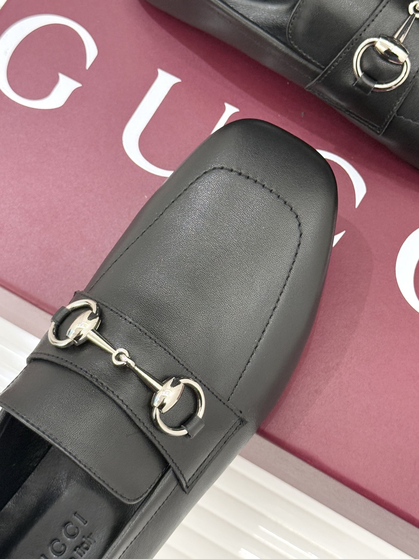 Gucci/古驰26WF春夏新品马衔扣老花平底乐福鞋承袭品牌马术本源的传奇印记马衔扣以银调金属质感复刻经