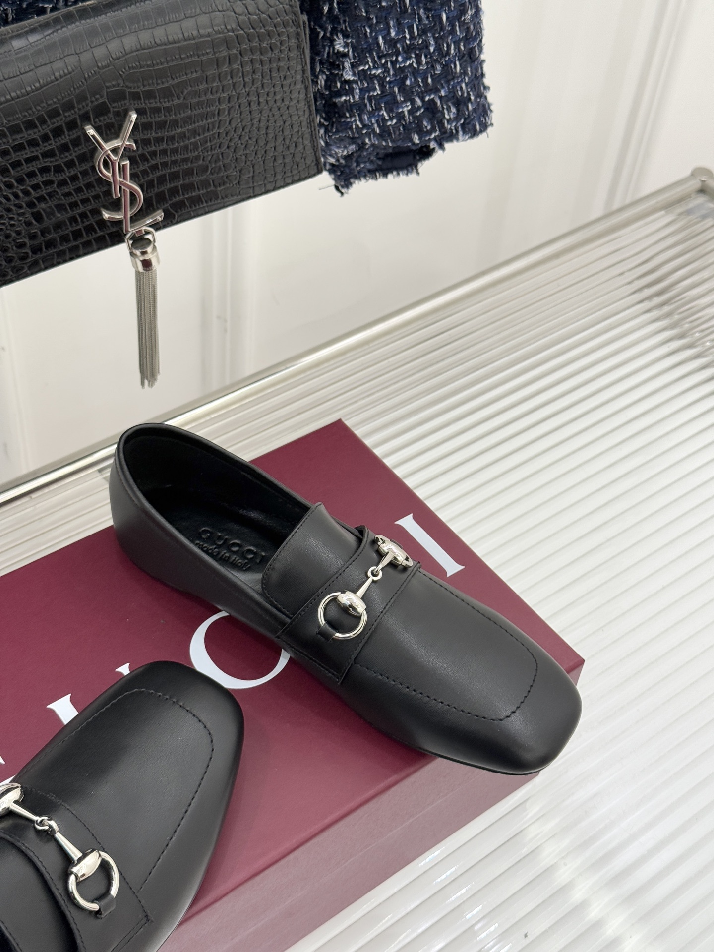 Gucci/古驰26WF春夏新品马衔扣老花平底乐福鞋承袭品牌马术本源的传奇印记马衔扣以银调金属质感复刻经