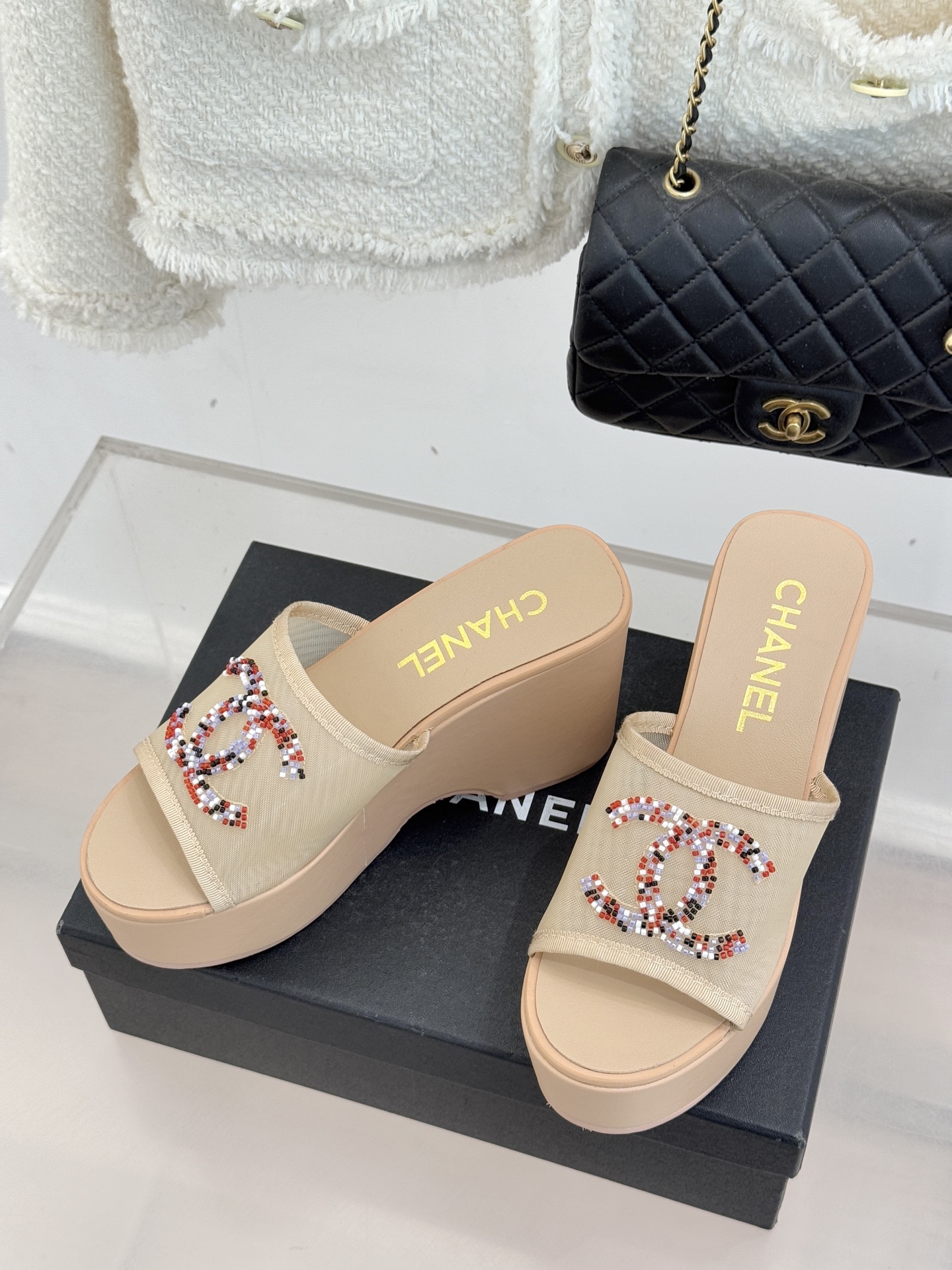 CHANE*｜小香26P双C串珠厚底凉鞋拖鞋小香26P早春携星光而来将双C Logo化作闪耀焦点串珠以手