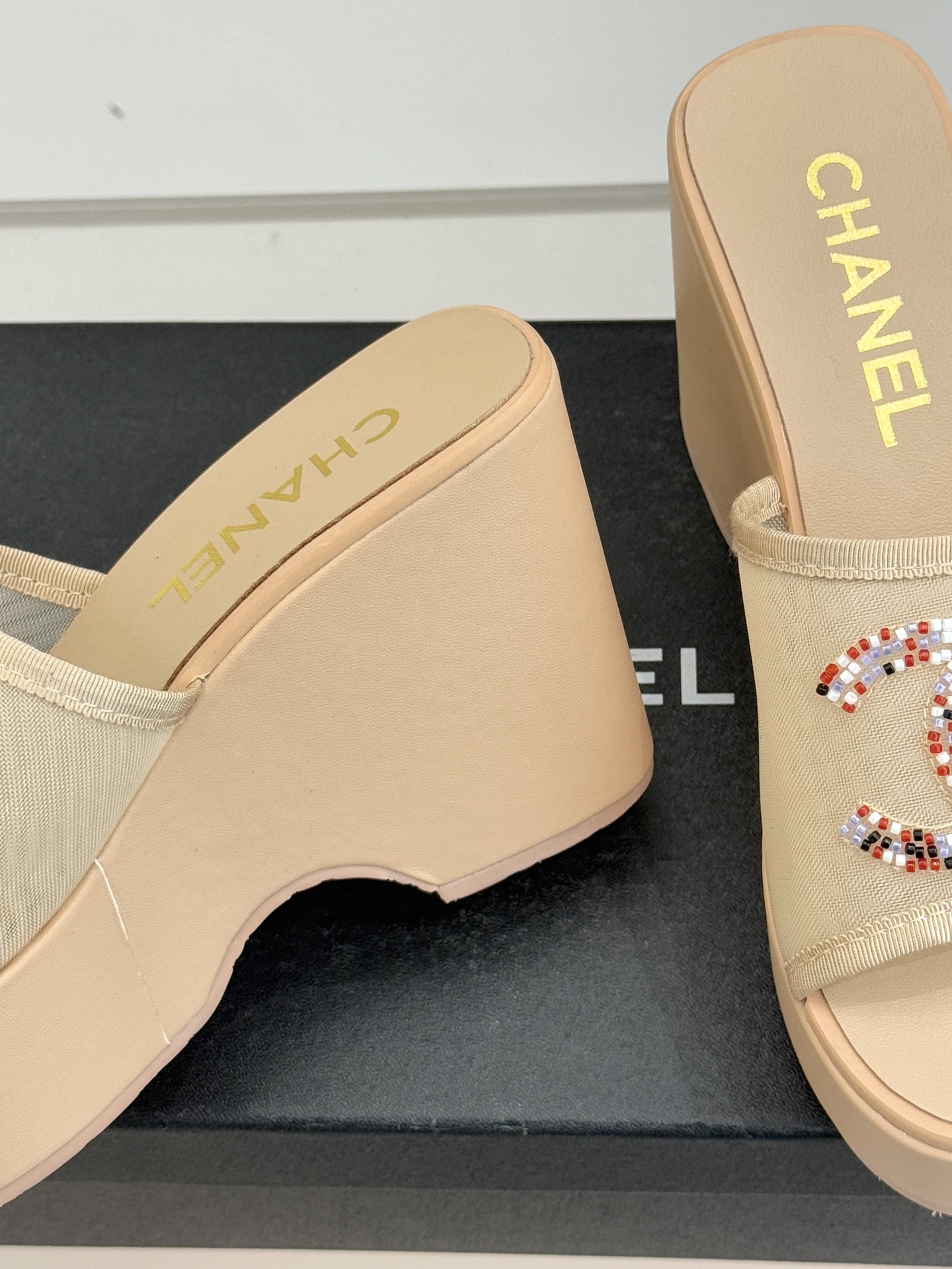 CHANE*｜小香26P双C串珠厚底凉鞋拖鞋小香26P早春携星光而来将双C Logo化作闪耀焦点串珠以手