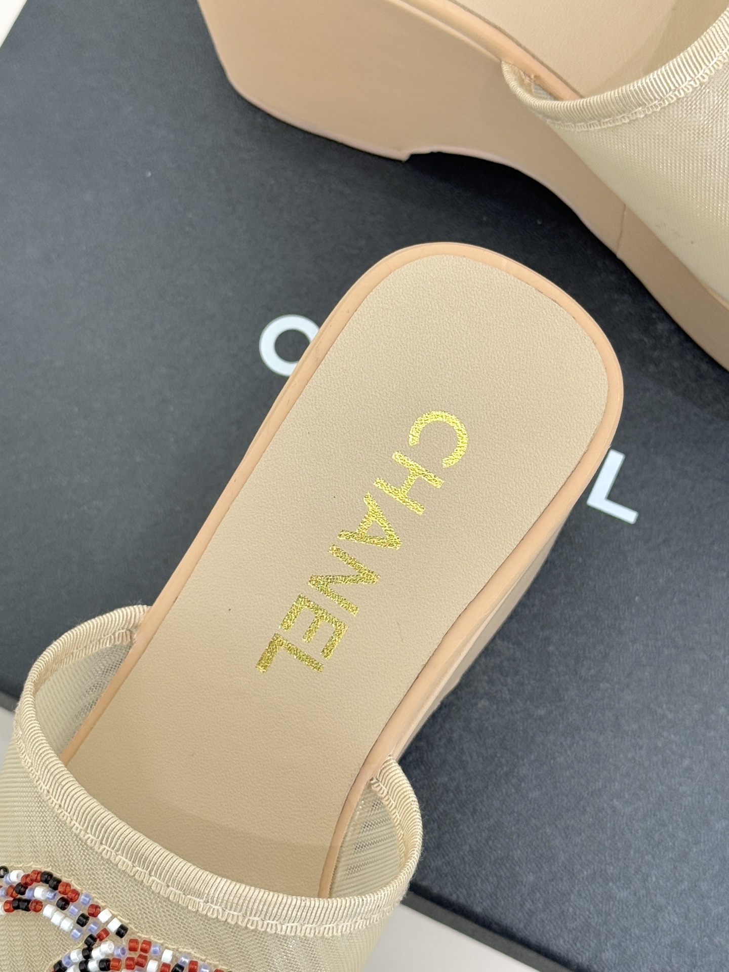 CHANE*｜小香26P双C串珠厚底凉鞋拖鞋小香26P早春携星光而来将双C Logo化作闪耀焦点串珠以手