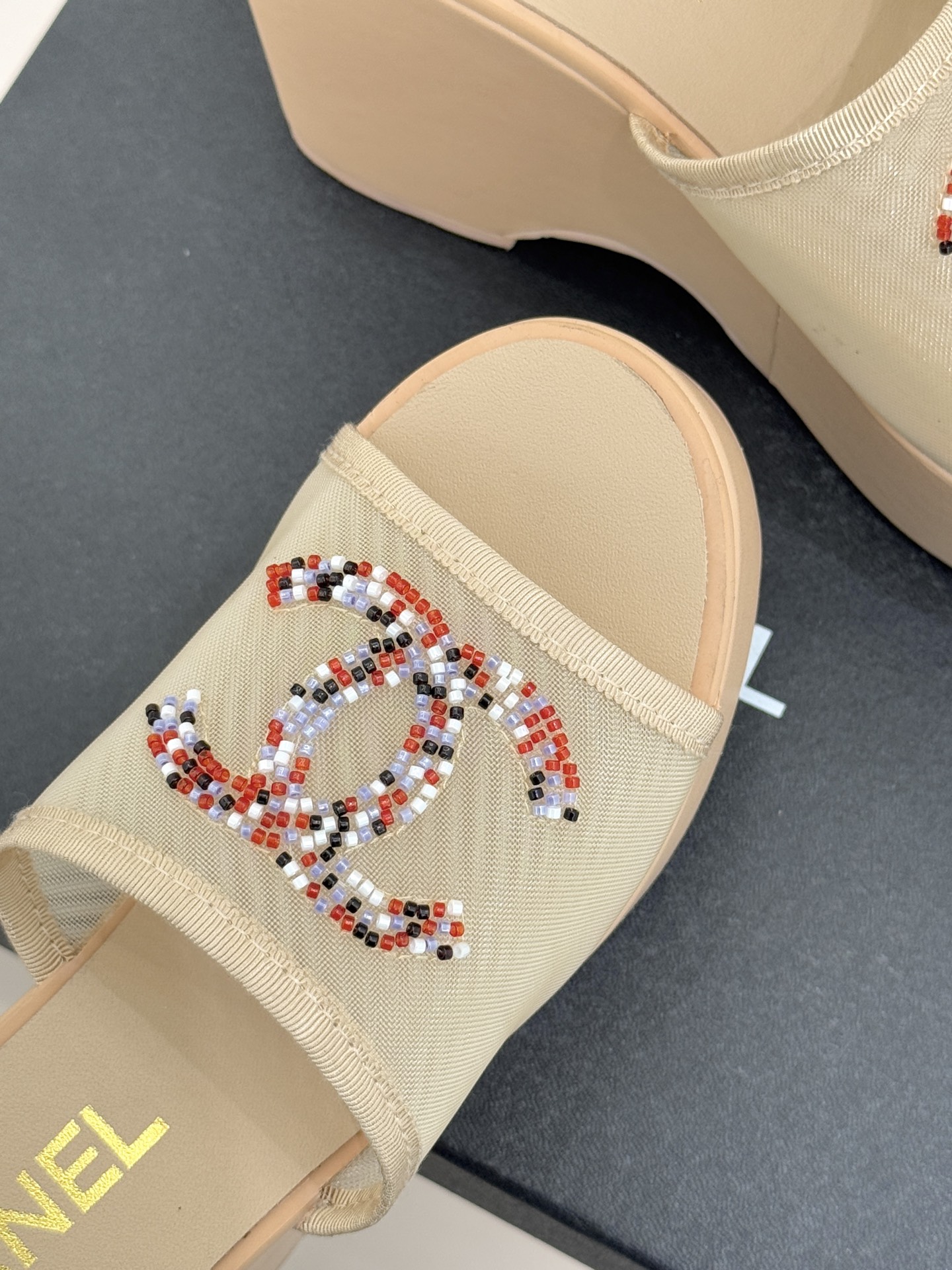 CHANE*｜小香26P双C串珠厚底凉鞋拖鞋小香26P早春携星光而来将双C Logo化作闪耀焦点串珠以手