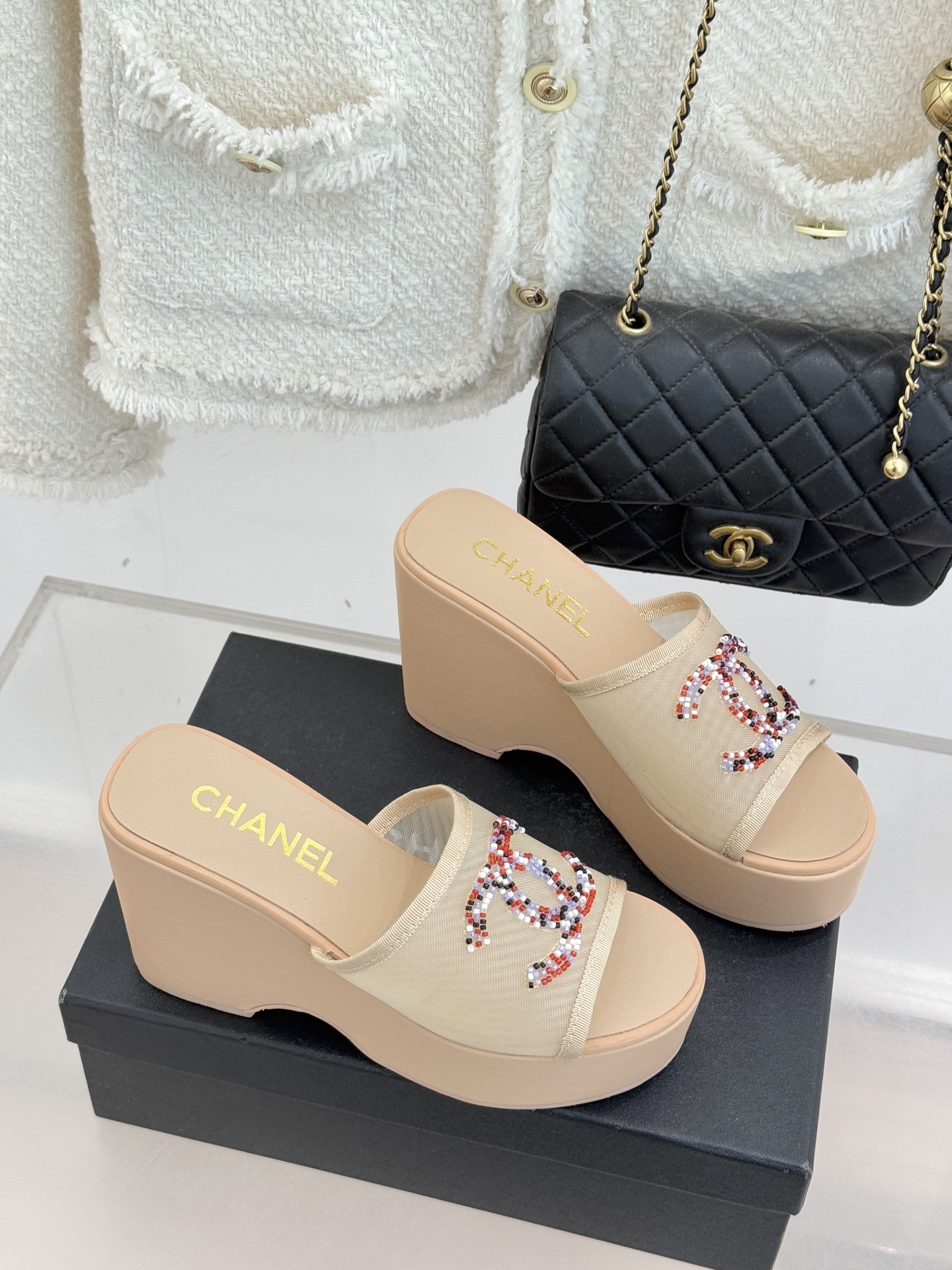 CHANE*｜小香26P双C串珠厚底凉鞋拖鞋小香26P早春携星光而来将双C Logo化作闪耀焦点串珠以手