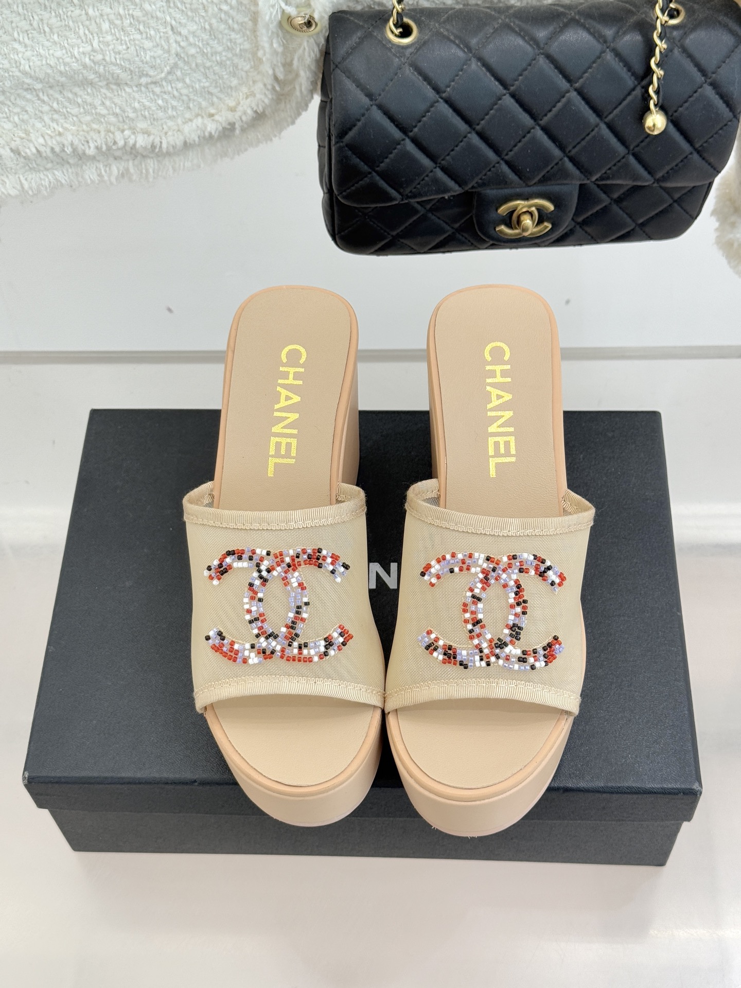 CHANE*｜小香26P双C串珠厚底凉鞋拖鞋小香26P早春携星光而来将双C Logo化作闪耀焦点串珠以手