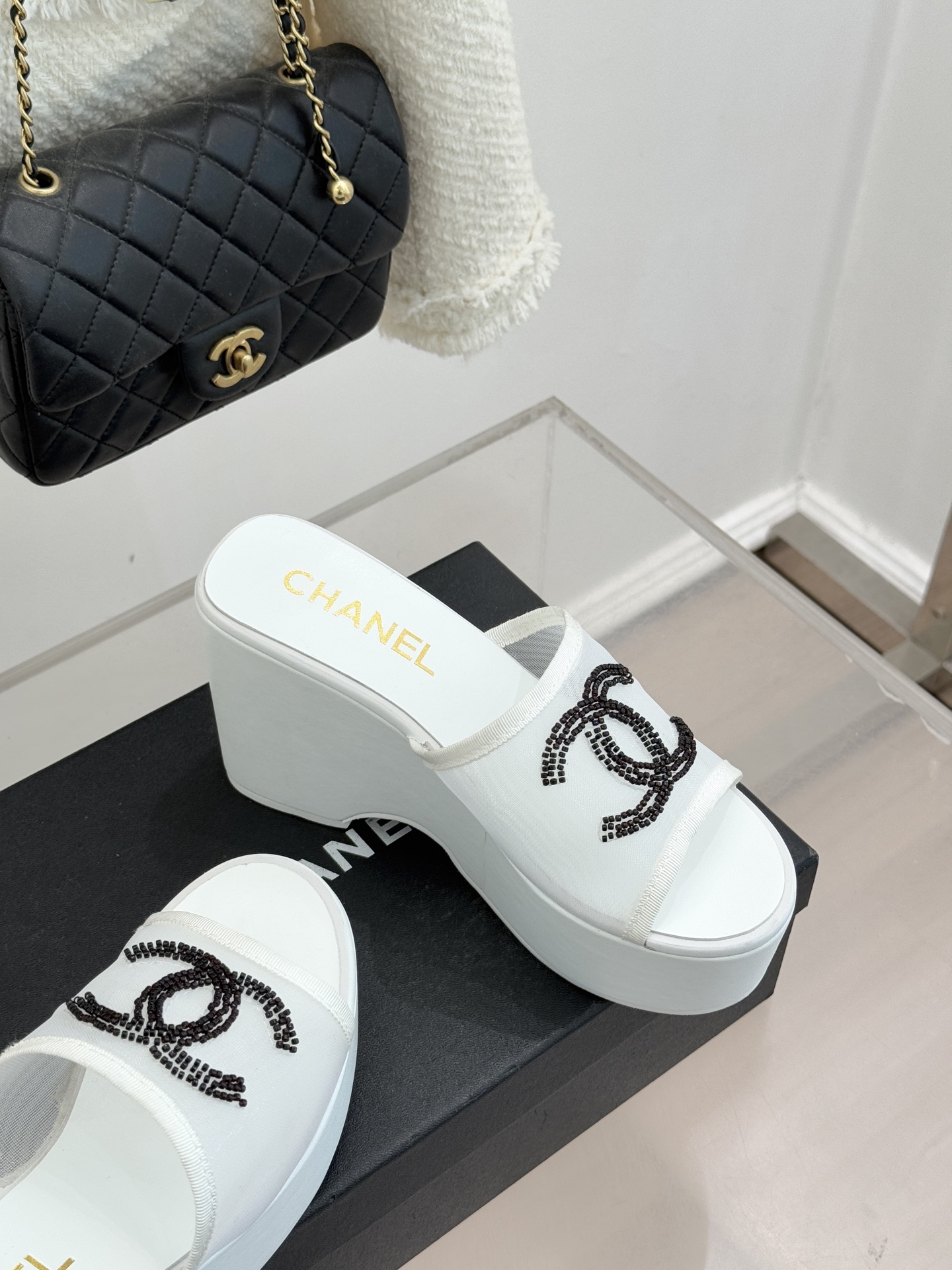 CHANE*｜小香26P双C串珠厚底凉鞋拖鞋小香26P早春携星光而来将双C Logo化作闪耀焦点串珠以手