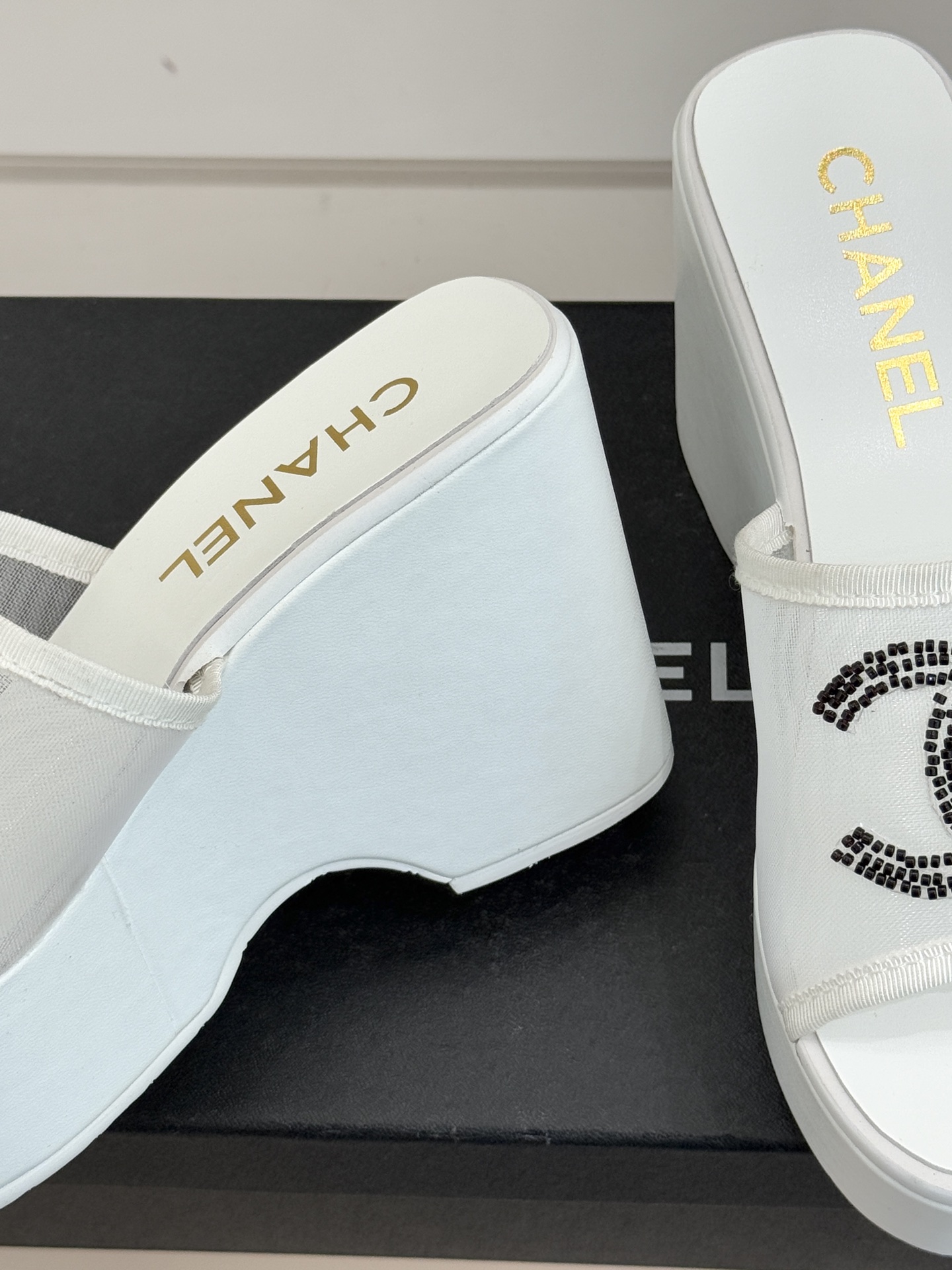 CHANE*｜小香26P双C串珠厚底凉鞋拖鞋小香26P早春携星光而来将双C Logo化作闪耀焦点串珠以手