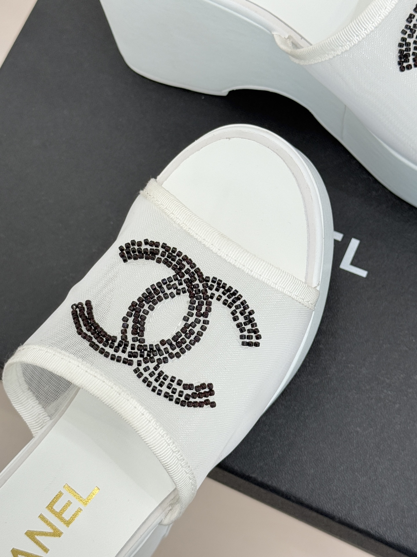 CHANE*｜小香26P双C串珠厚底凉鞋拖鞋小香26P早春携星光而来将双C Logo化作闪耀焦点串珠以手