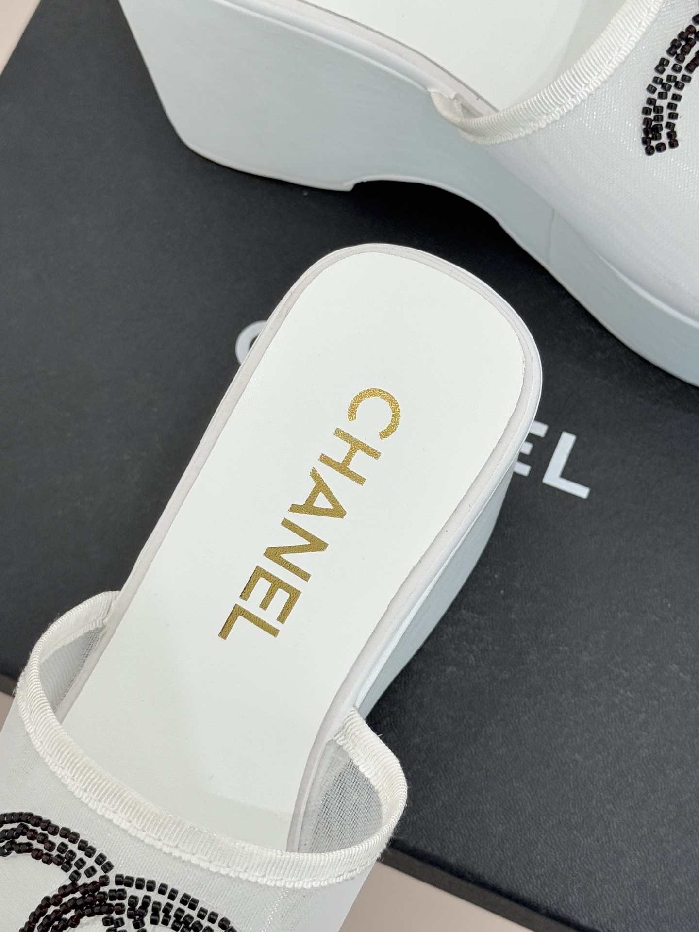 CHANE*｜小香26P双C串珠厚底凉鞋拖鞋小香26P早春携星光而来将双C Logo化作闪耀焦点串珠以手