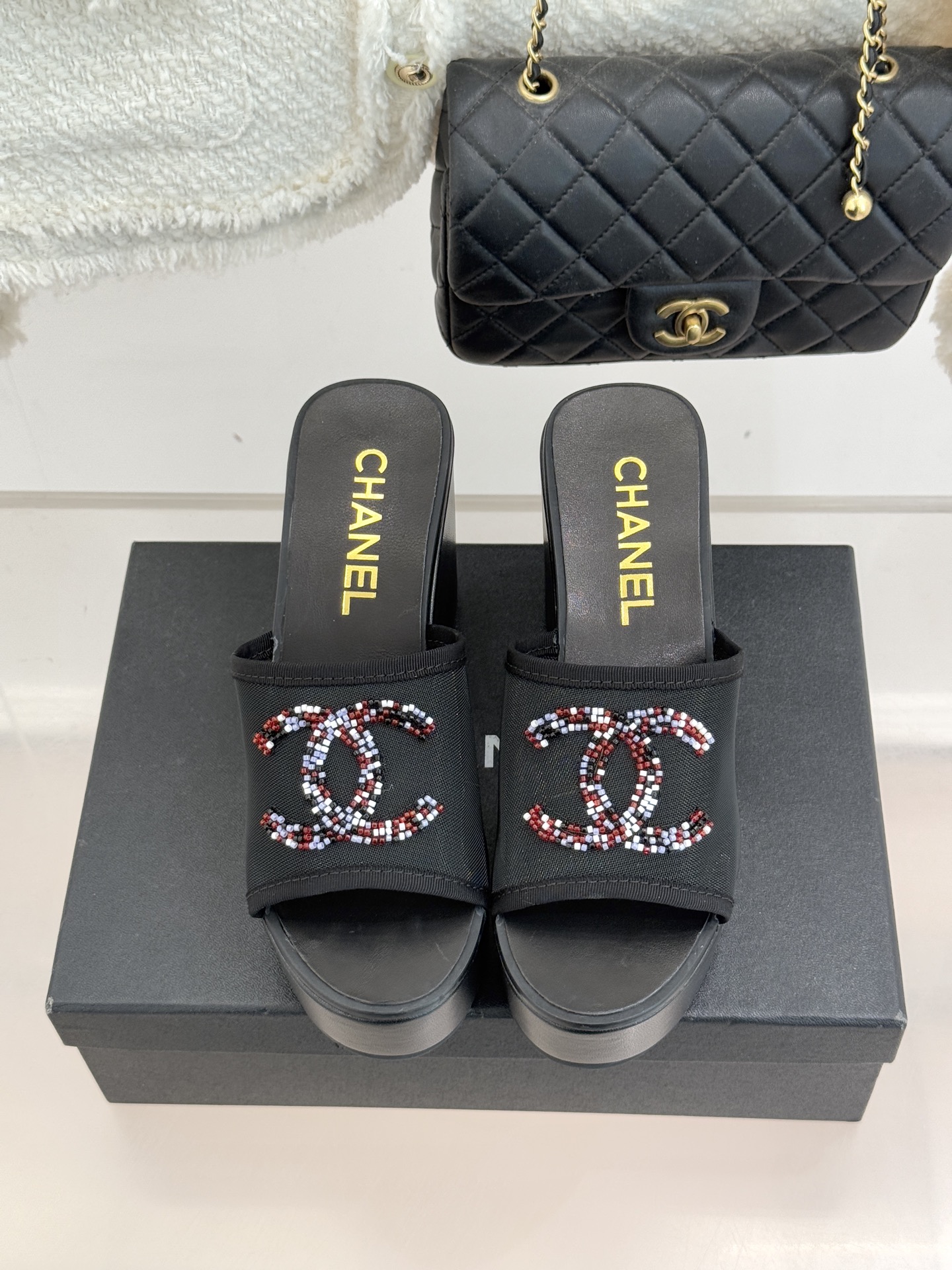 CHANE*｜小香26P双C串珠厚底凉鞋拖鞋小香26P早春携星光而来将双C Logo化作闪耀焦点串珠以手