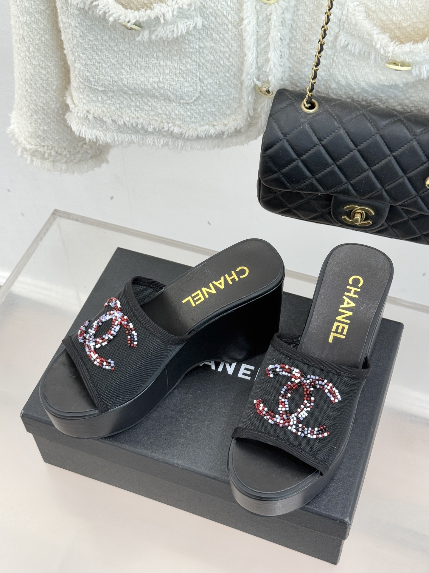 CHANE*｜小香26P双C串珠厚底凉鞋拖鞋小香26P早春携星光而来将双C Logo化作闪耀焦点串珠以手