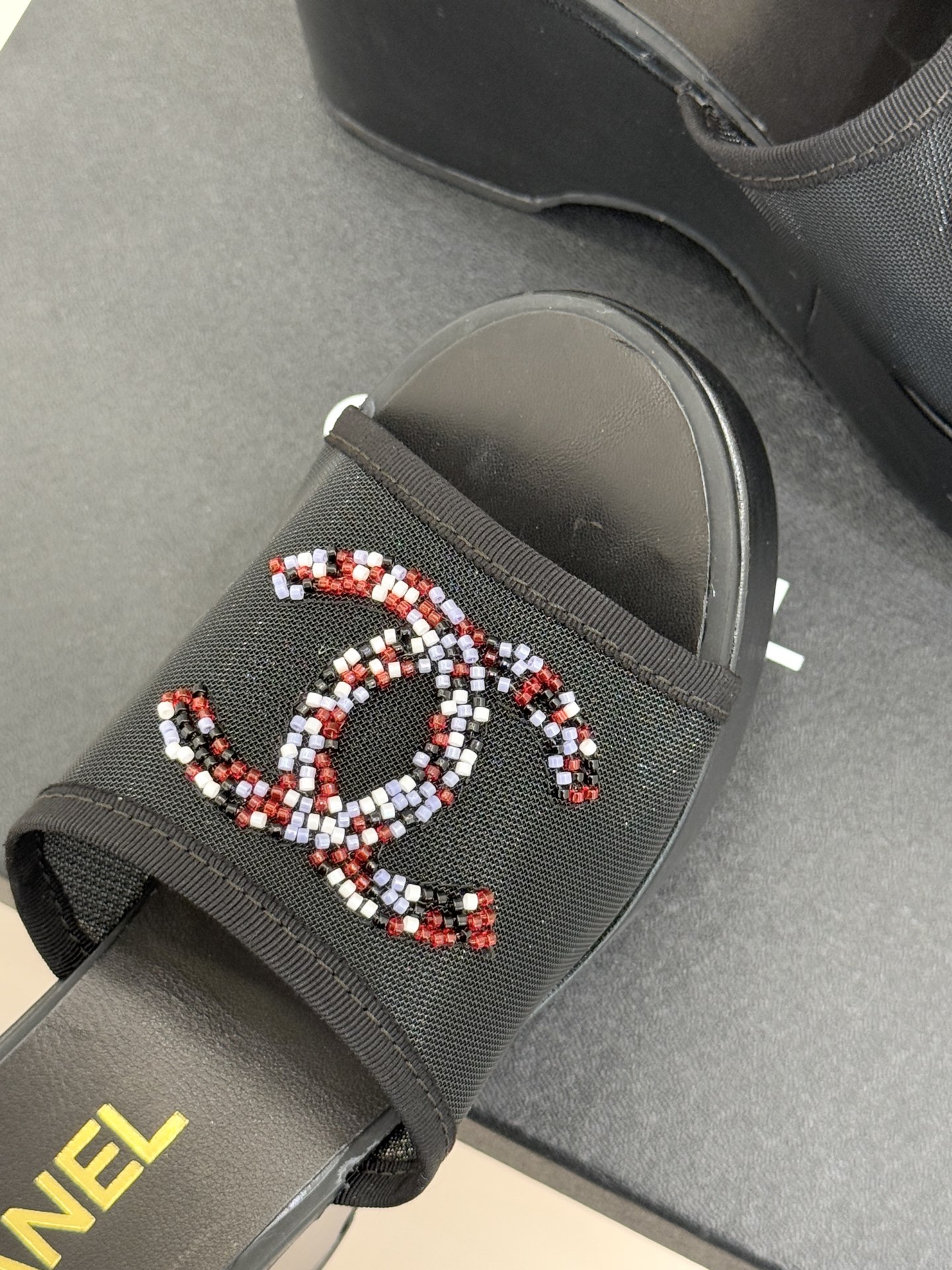 CHANE*｜小香26P双C串珠厚底凉鞋拖鞋小香26P早春携星光而来将双C Logo化作闪耀焦点串珠以手