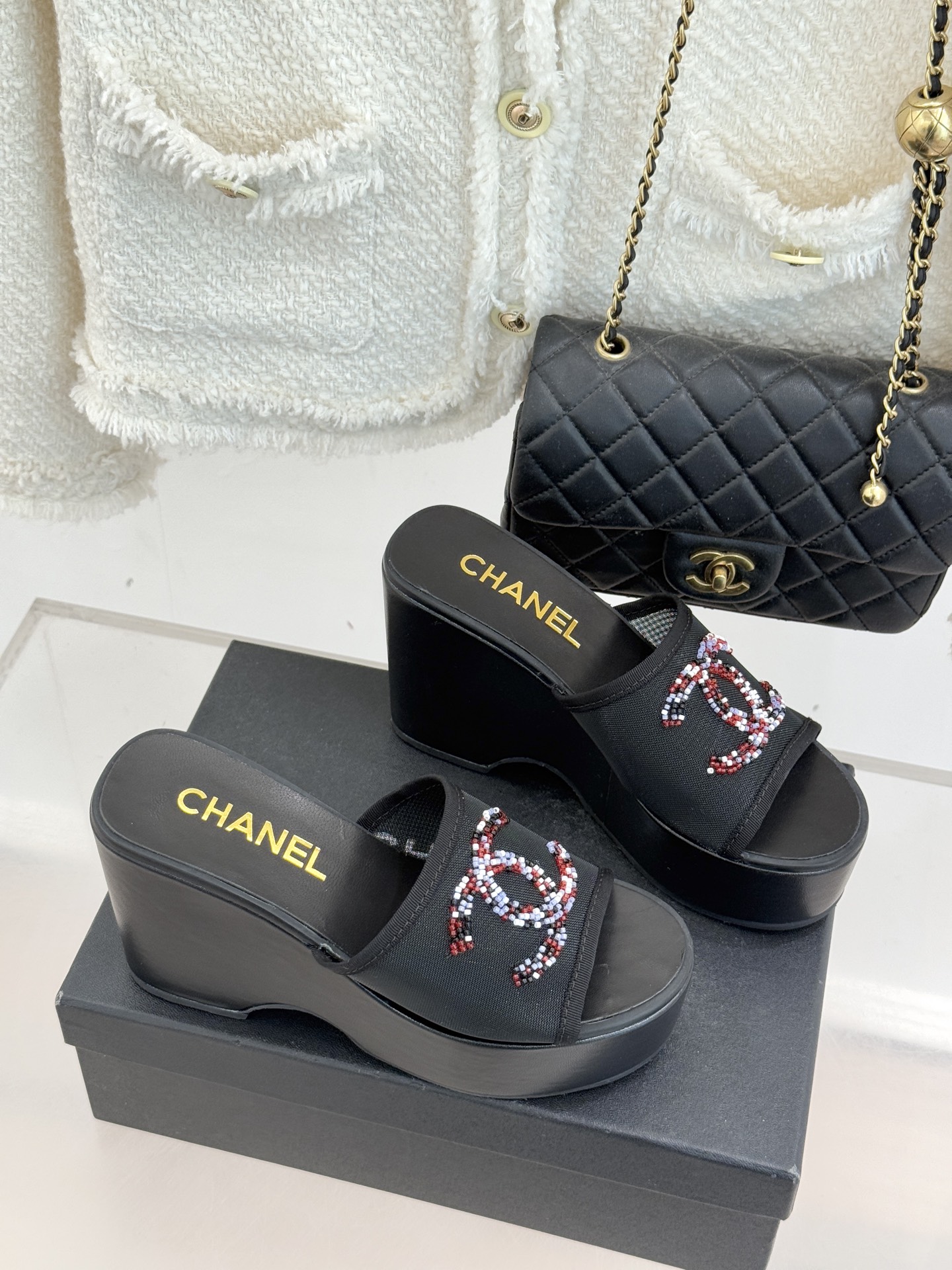 CHANE*｜小香26P双C串珠厚底凉鞋拖鞋小香26P早春携星光而来将双C Logo化作闪耀焦点串珠以手