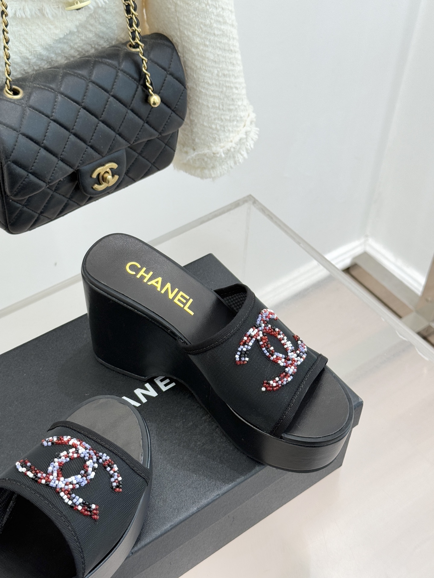 CHANE*｜小香26P双C串珠厚底凉鞋拖鞋小香26P早春携星光而来将双C Logo化作闪耀焦点串珠以手
