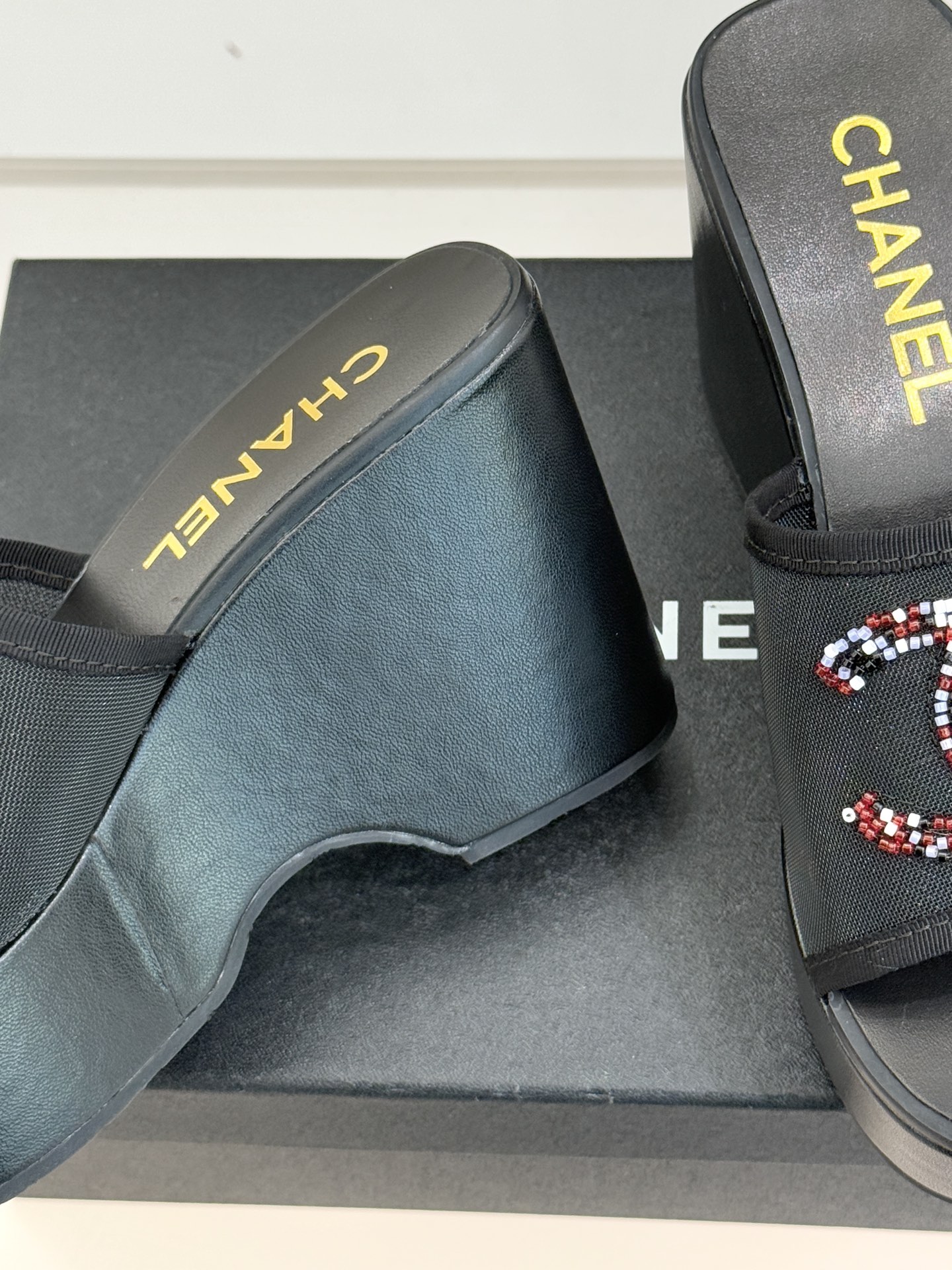 CHANE*｜小香26P双C串珠厚底凉鞋拖鞋小香26P早春携星光而来将双C Logo化作闪耀焦点串珠以手