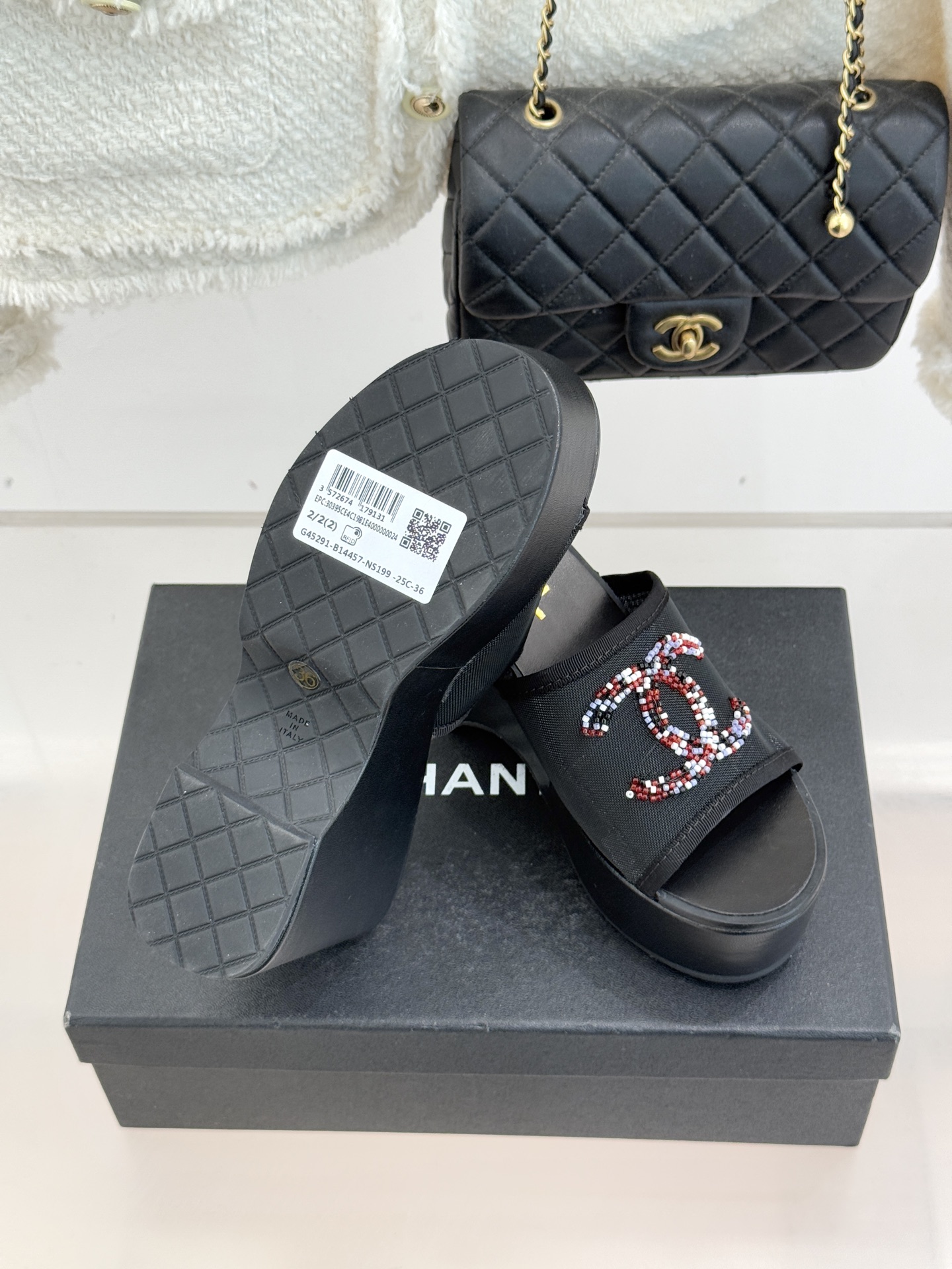 CHANE*｜小香26P双C串珠厚底凉鞋拖鞋小香26P早春携星光而来将双C Logo化作闪耀焦点串珠以手