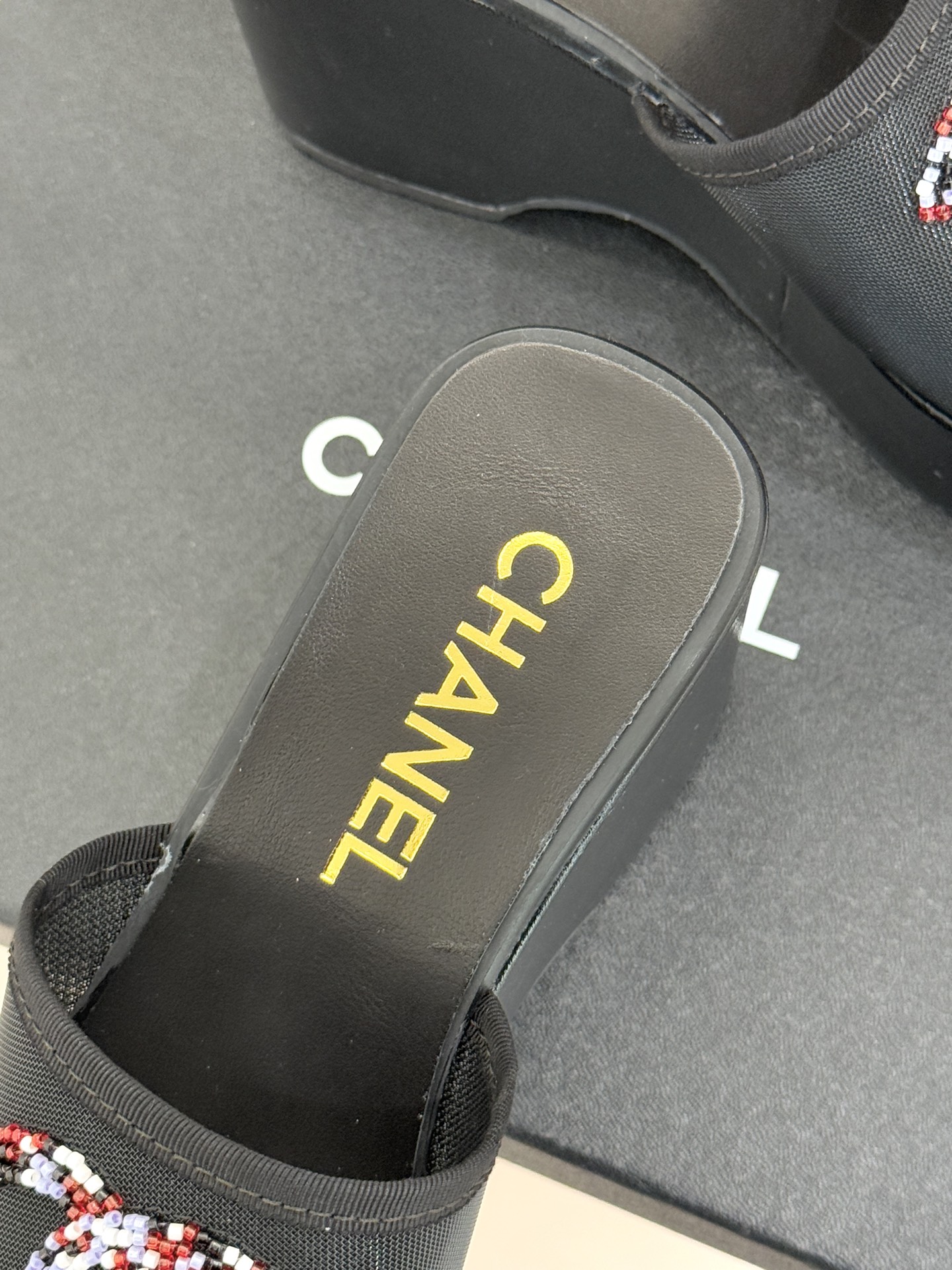 CHANE*｜小香26P双C串珠厚底凉鞋拖鞋小香26P早春携星光而来将双C Logo化作闪耀焦点串珠以手