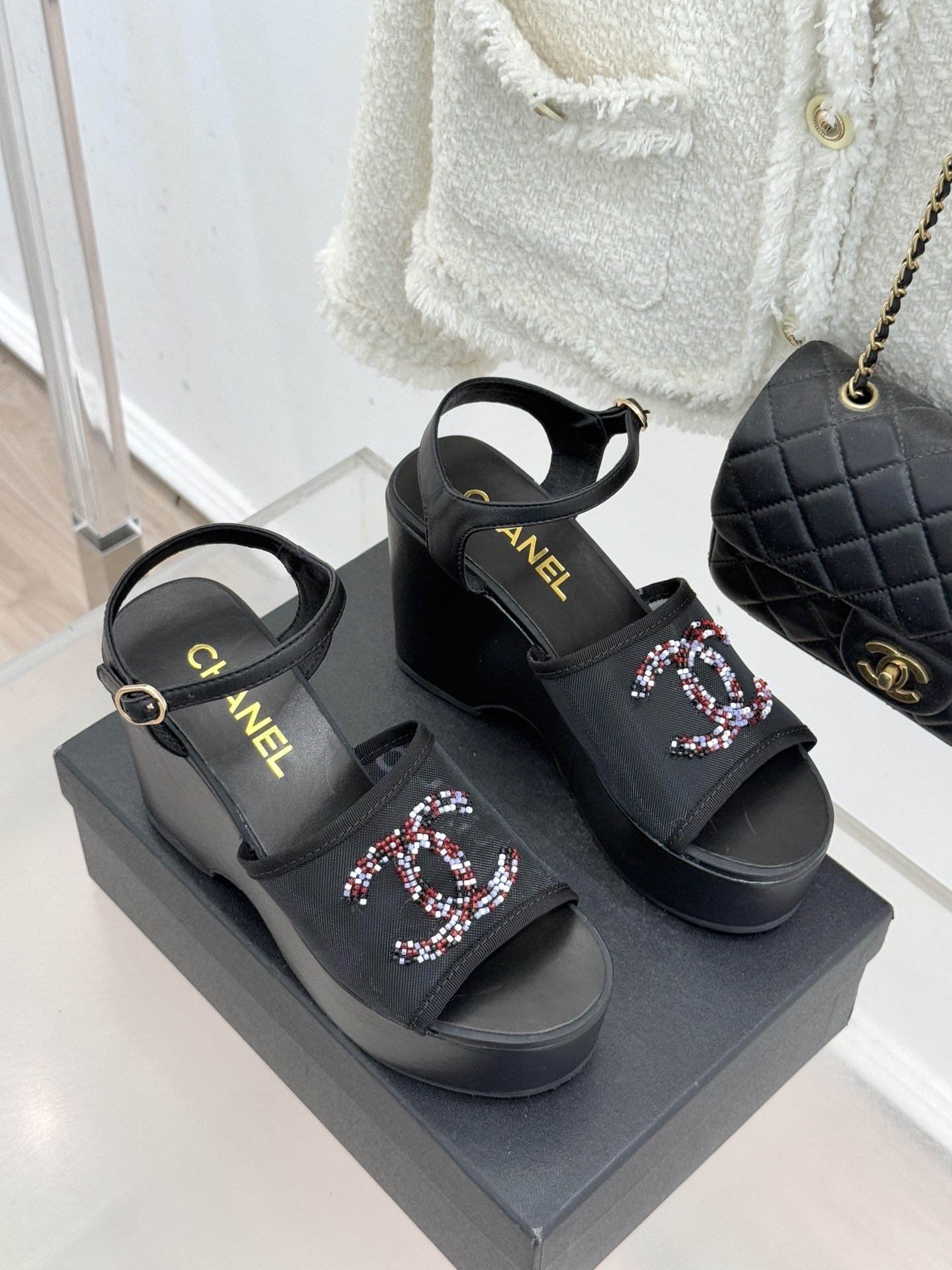 CHANE*｜小香26P双C串珠厚底凉鞋拖鞋小香26P早春携星光而来将双C Logo化作闪耀焦点串珠以手