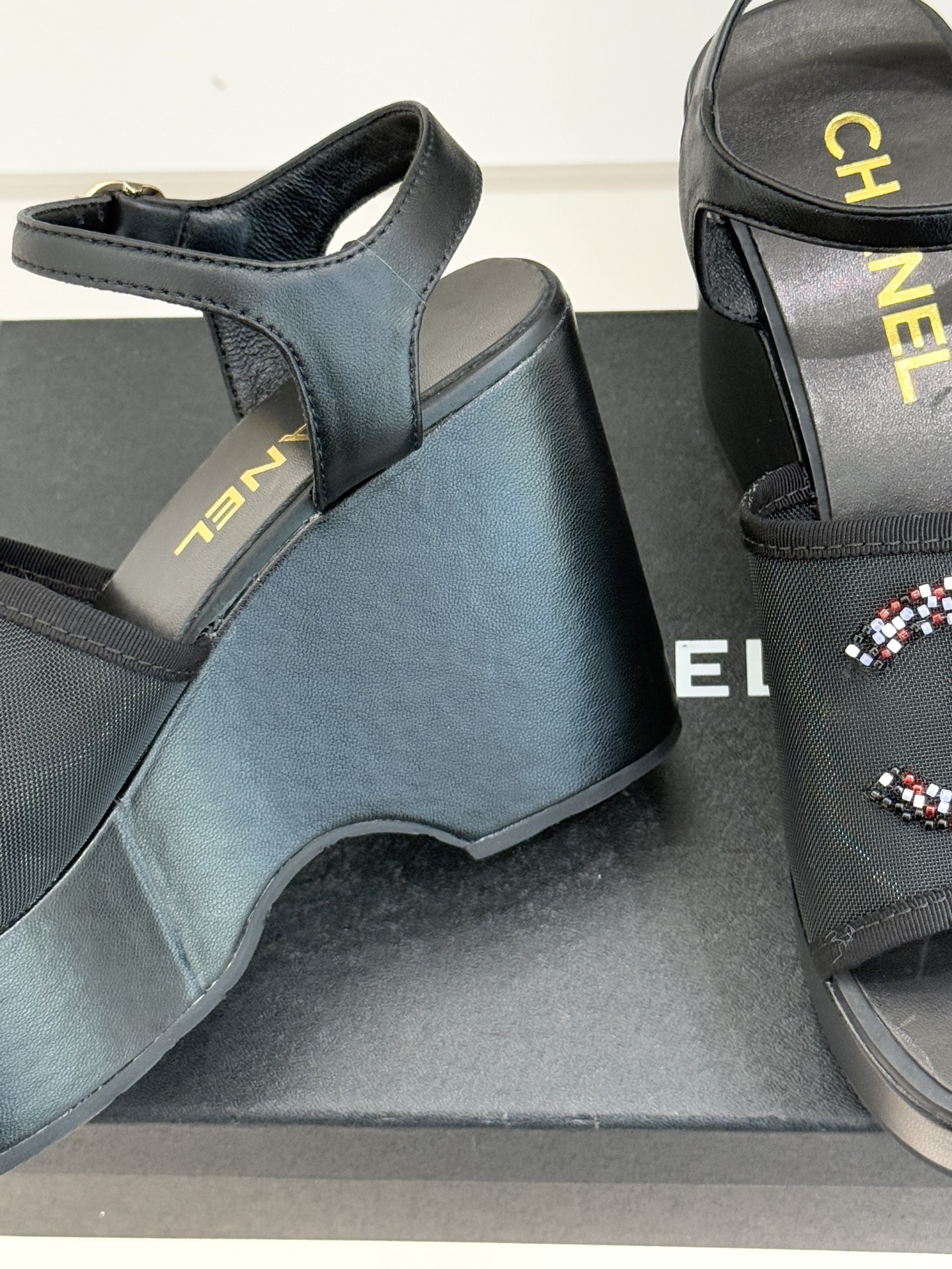 CHANE*｜小香26P双C串珠厚底凉鞋拖鞋小香26P早春携星光而来将双C Logo化作闪耀焦点串珠以手