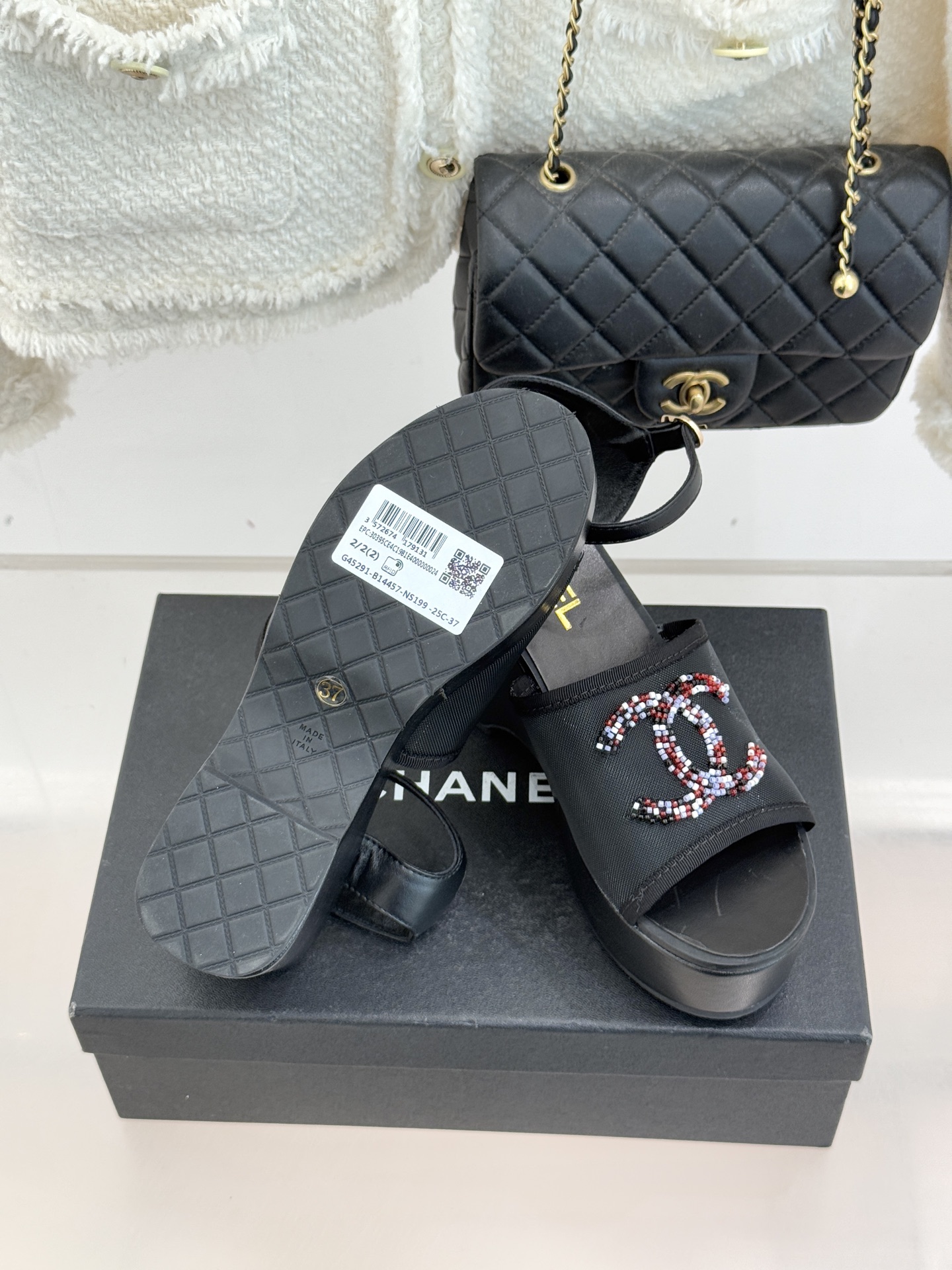 CHANE*｜小香26P双C串珠厚底凉鞋拖鞋小香26P早春携星光而来将双C Logo化作闪耀焦点串珠以手