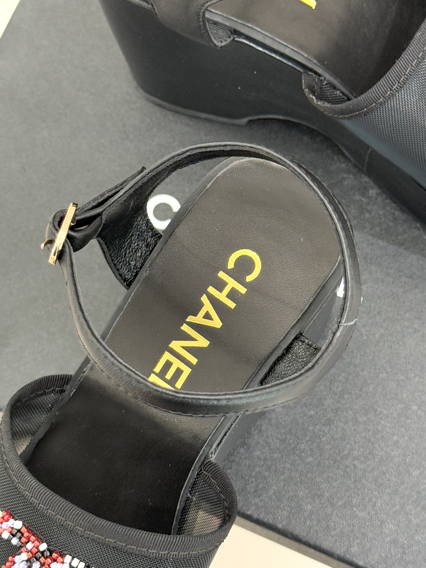 CHANE*｜小香26P双C串珠厚底凉鞋拖鞋小香26P早春携星光而来将双C Logo化作闪耀焦点串珠以手