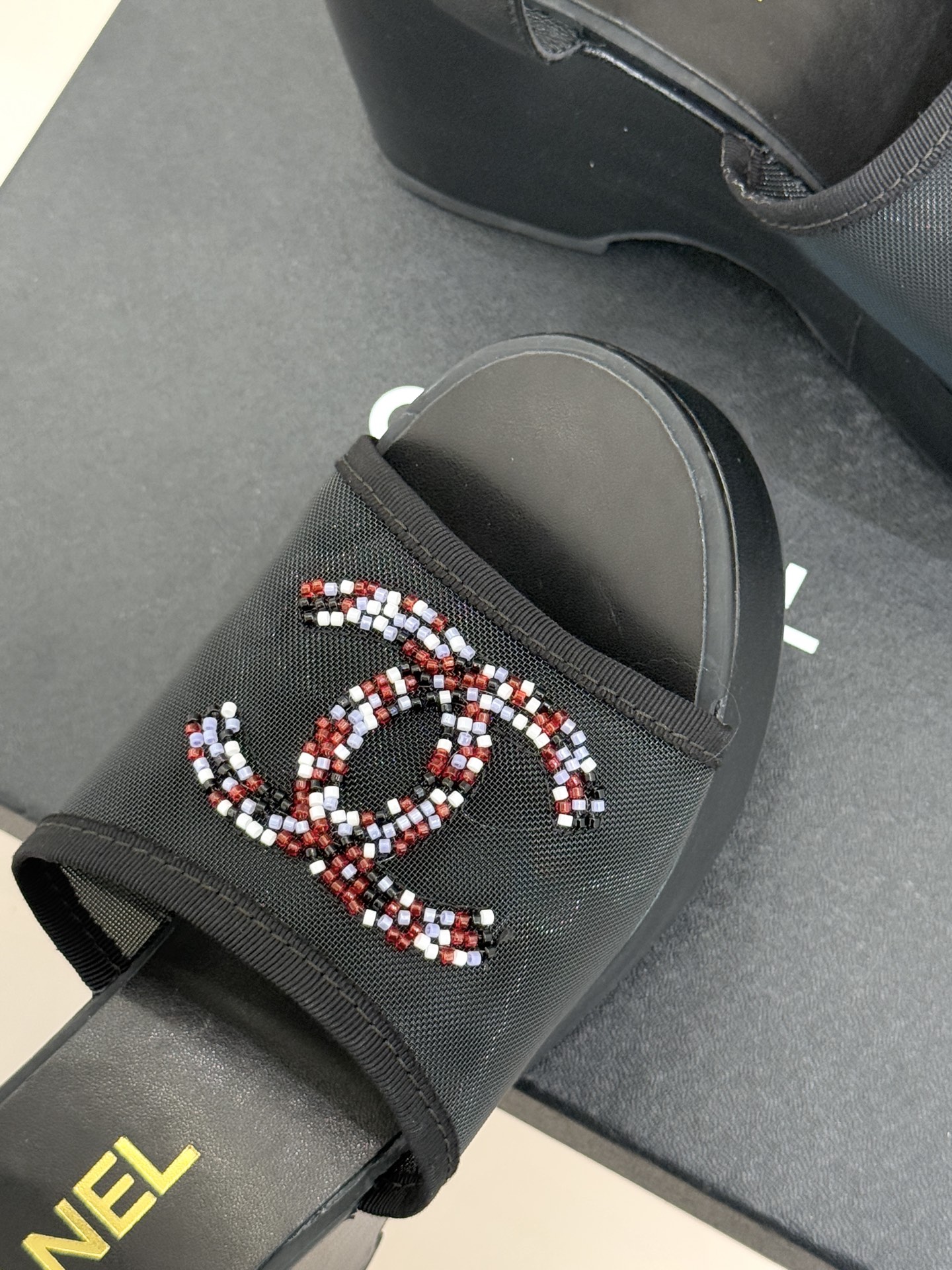 CHANE*｜小香26P双C串珠厚底凉鞋拖鞋小香26P早春携星光而来将双C Logo化作闪耀焦点串珠以手