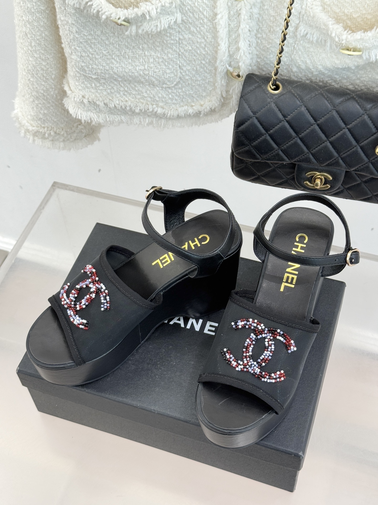 CHANE*｜小香26P双C串珠厚底凉鞋拖鞋小香26P早春携星光而来将双C Logo化作闪耀焦点串珠以手