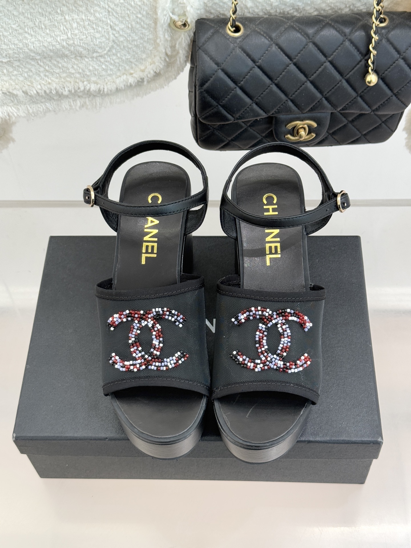 CHANE*｜小香26P双C串珠厚底凉鞋拖鞋小香26P早春携星光而来将双C Logo化作闪耀焦点串珠以手