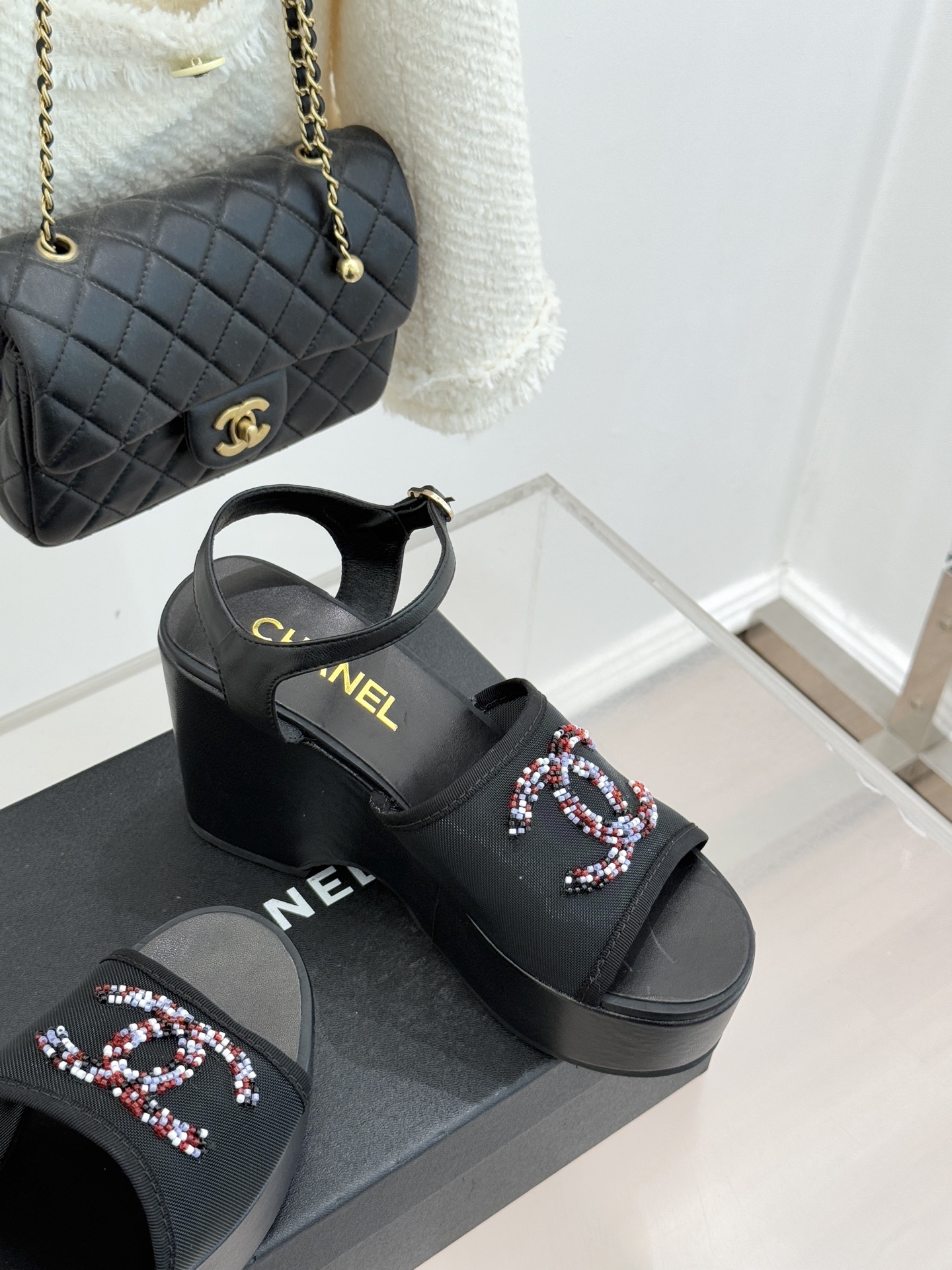 CHANE*｜小香26P双C串珠厚底凉鞋拖鞋小香26P早春携星光而来将双C Logo化作闪耀焦点串珠以手