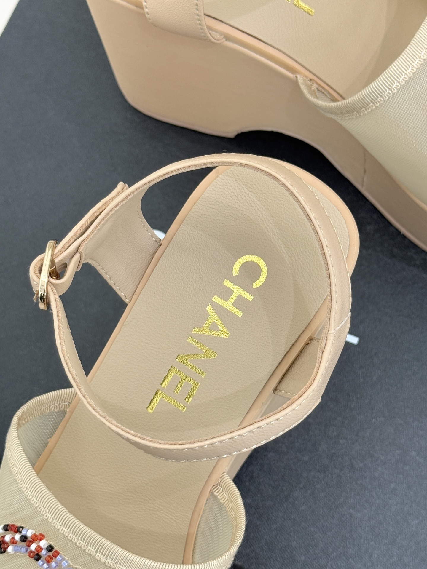 CHANE*｜小香26P双C串珠厚底凉鞋拖鞋小香26P早春携星光而来将双C Logo化作闪耀焦点串珠以手