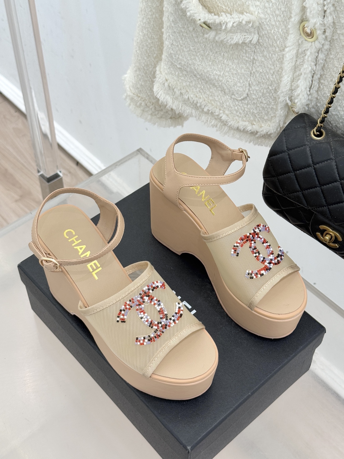 CHANE*｜小香26P双C串珠厚底凉鞋拖鞋小香26P早春携星光而来将双C Logo化作闪耀焦点串珠以手