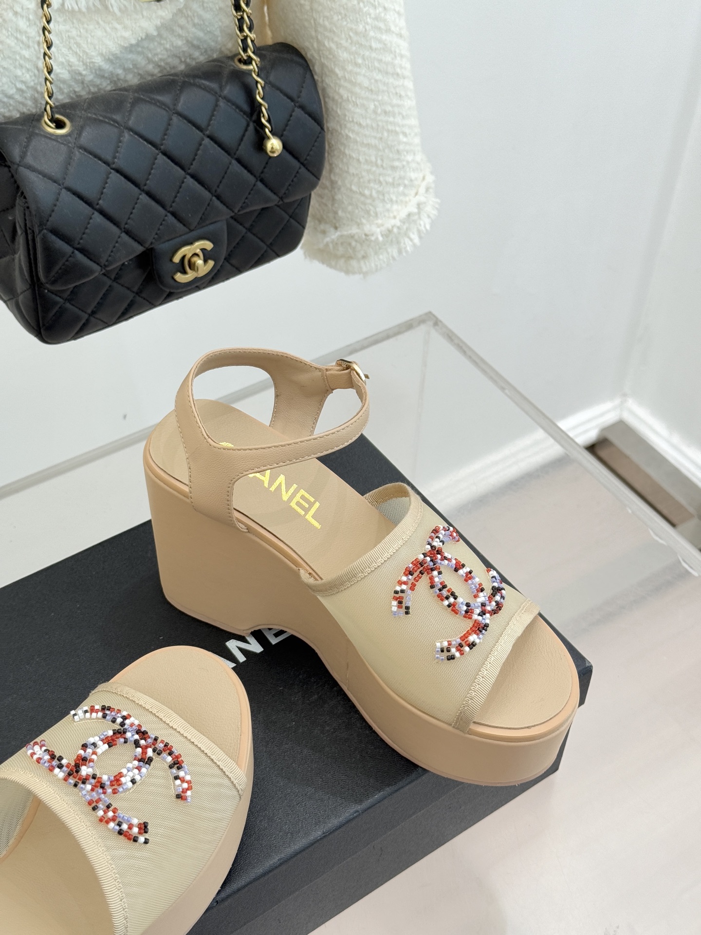 CHANE*｜小香26P双C串珠厚底凉鞋拖鞋小香26P早春携星光而来将双C Logo化作闪耀焦点串珠以手