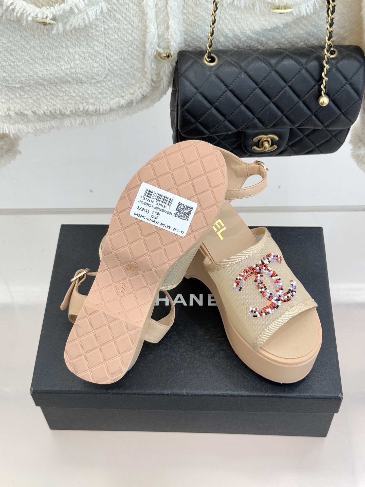 CHANE*｜小香26P双C串珠厚底凉鞋拖鞋小香26P早春携星光而来将双C Logo化作闪耀焦点串珠以手