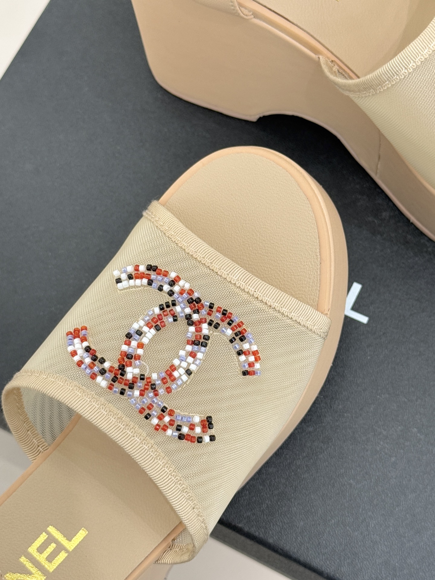 CHANE*｜小香26P双C串珠厚底凉鞋拖鞋小香26P早春携星光而来将双C Logo化作闪耀焦点串珠以手